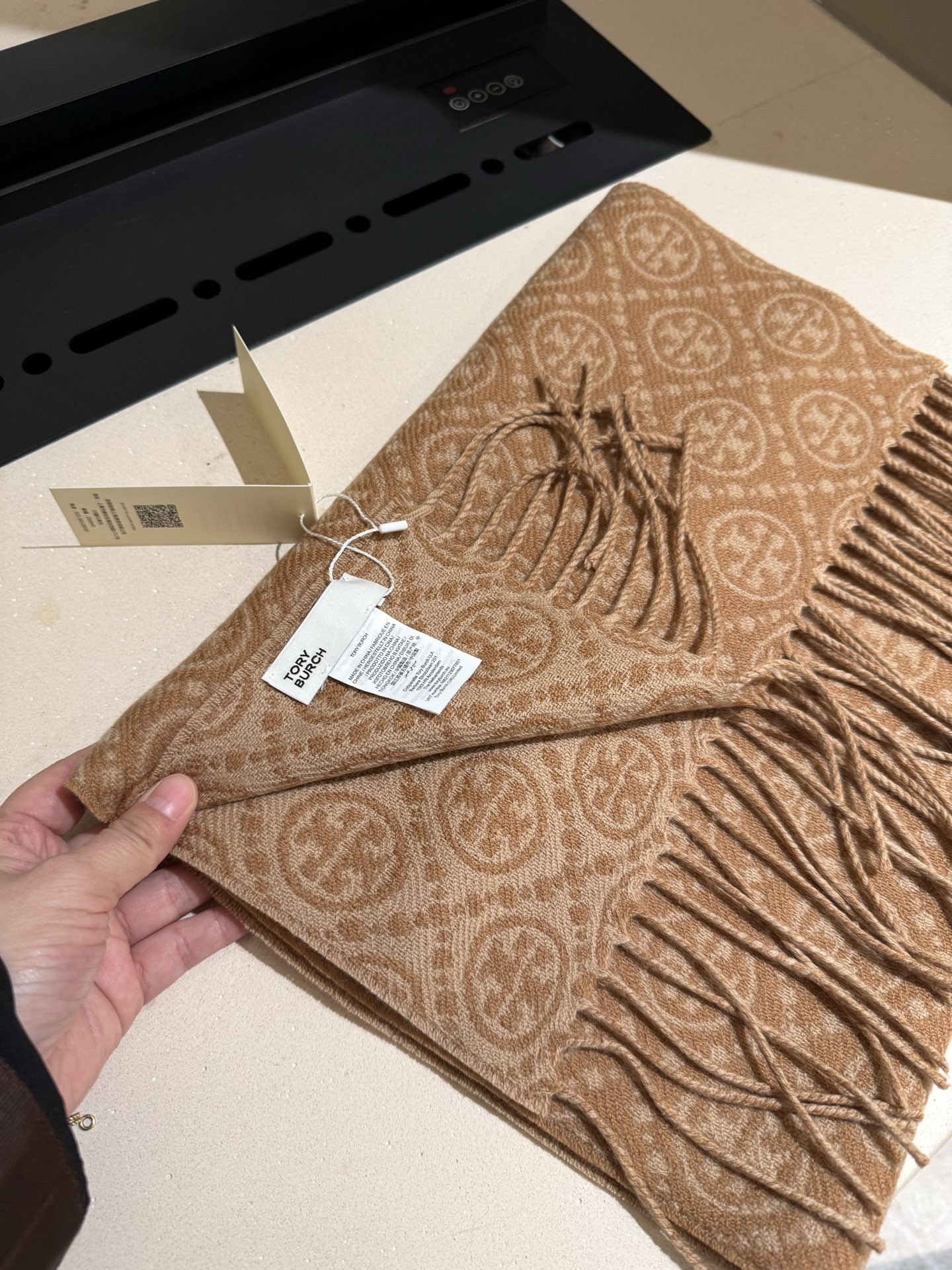 P💫TORY BURCH T MONOGRAM提花大号长围巾，秋冬必备时尚单品。👉双面设计，提花针织，两