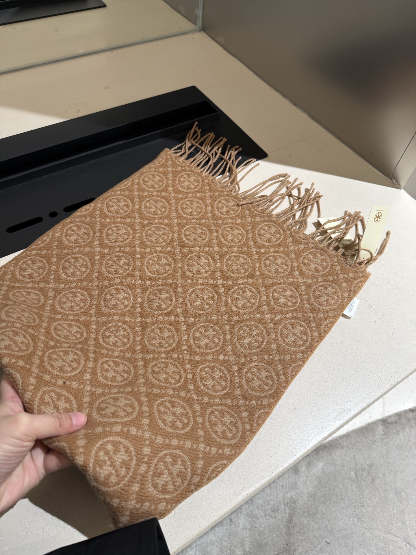 P💫TORY BURCH T MONOGRAM提花大号长围巾，秋冬必备时尚单品。👉双面设计，提花针织，两