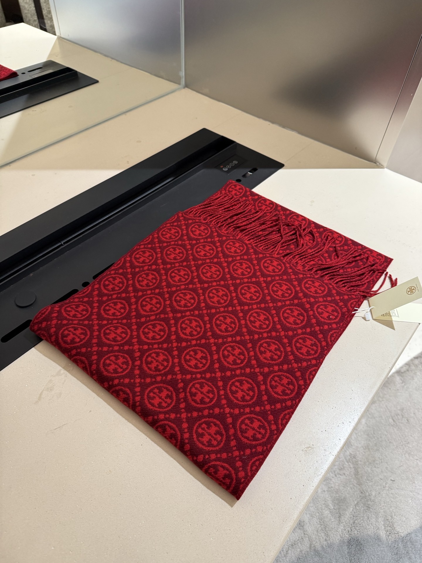 P💫TORY BURCH T MONOGRAM提花大号长围巾，秋冬必备时尚单品。👉双面设计，提花针织，两