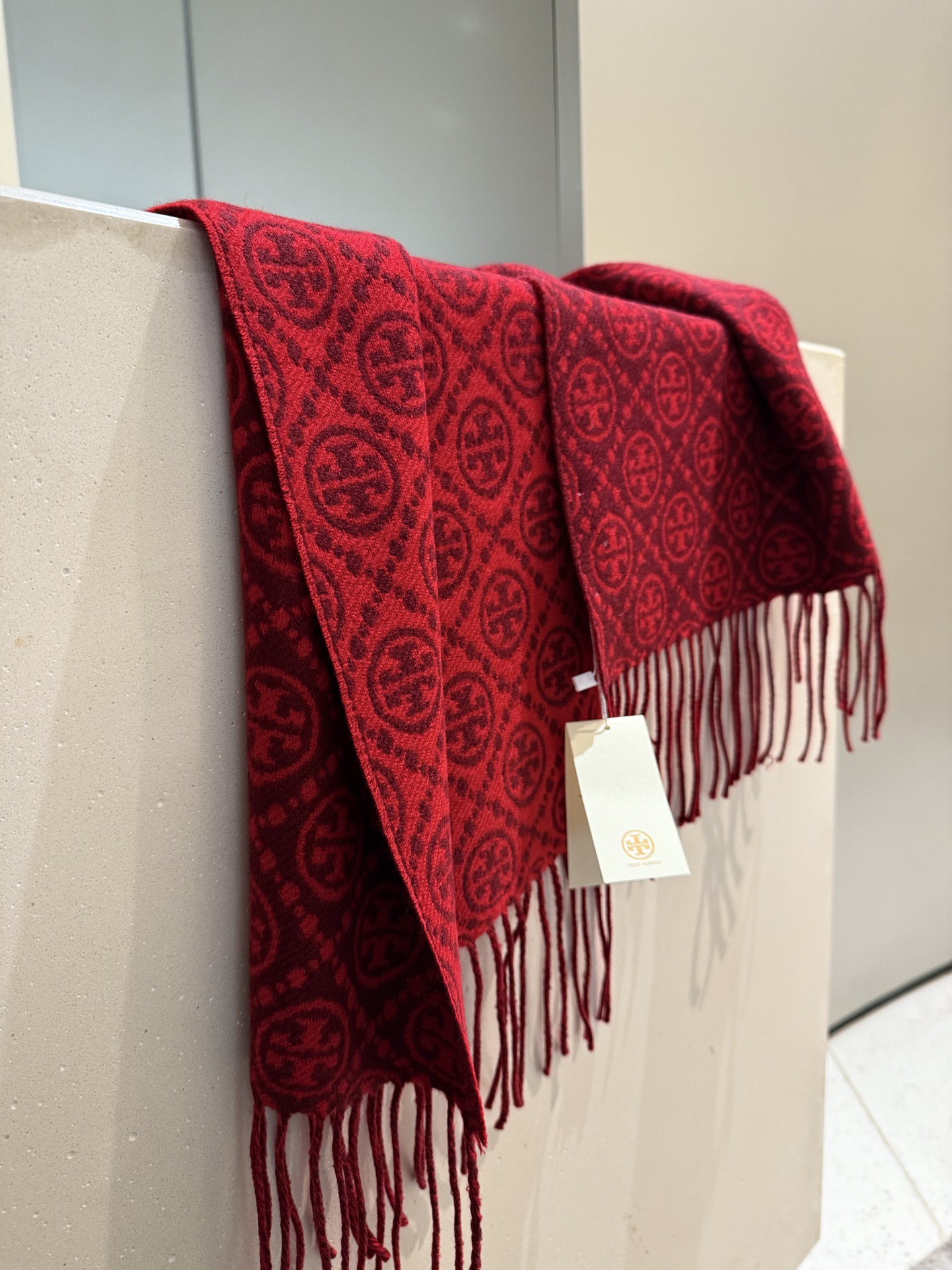 P💫TORY BURCH T MONOGRAM提花大号长围巾，秋冬必备时尚单品。👉双面设计，提花针织，两