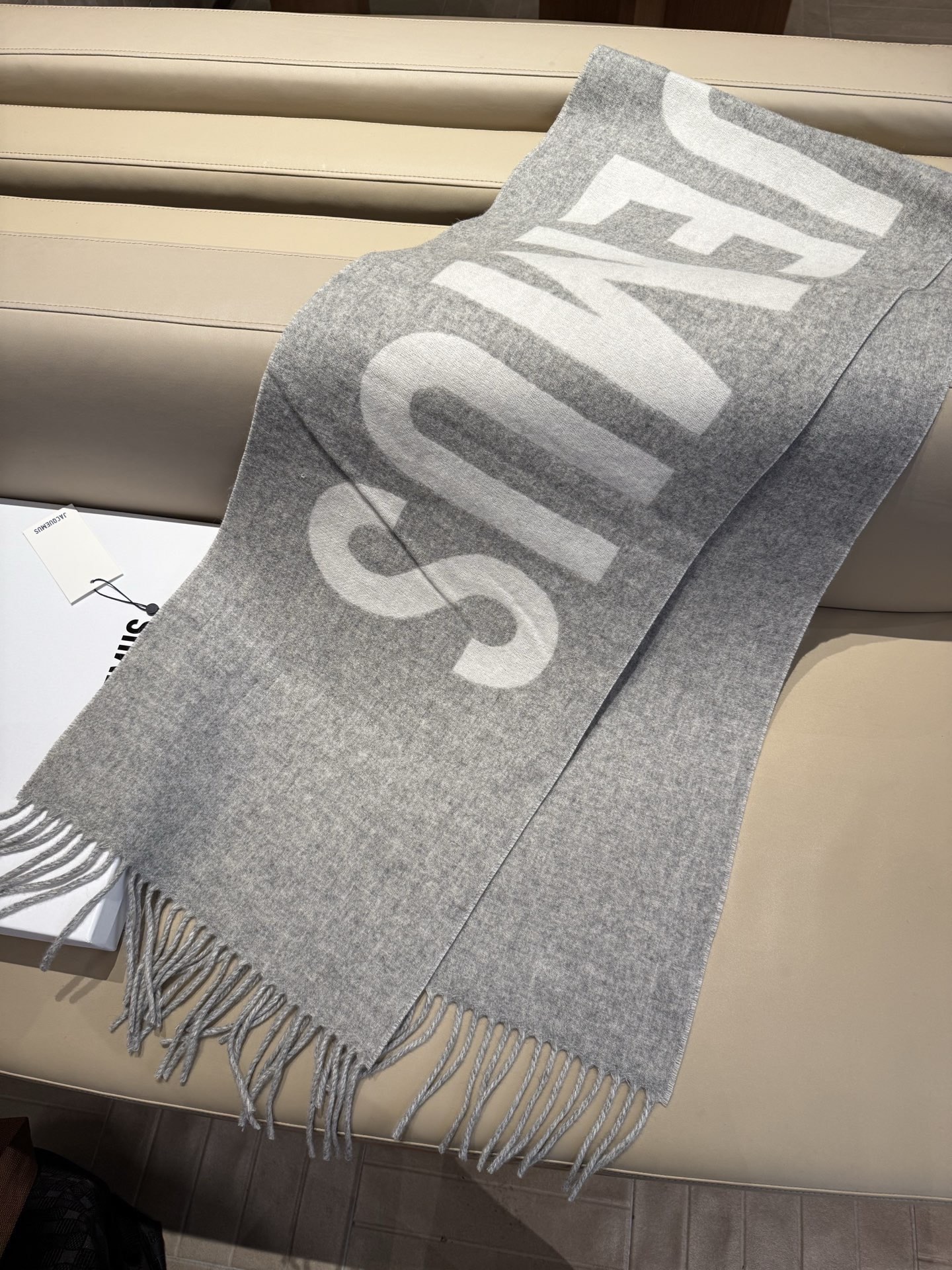 PJacquemus 双面围巾❗今年真的被疯狂种草 今年冬天就非宠这条 好看的要疯掉了，太有型太有魅力了