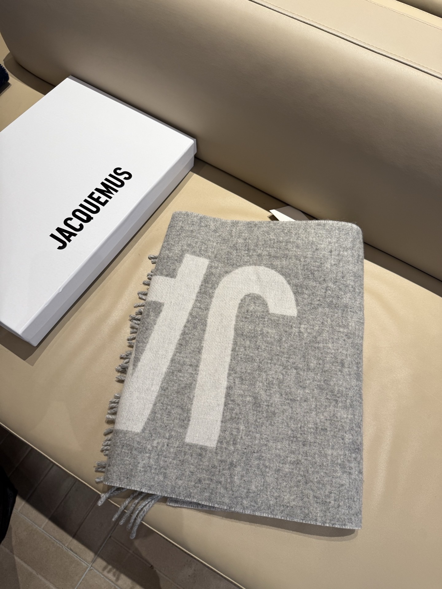 PJacquemus 双面围巾❗今年真的被疯狂种草 今年冬天就非宠这条 好看的要疯掉了，太有型太有魅力了