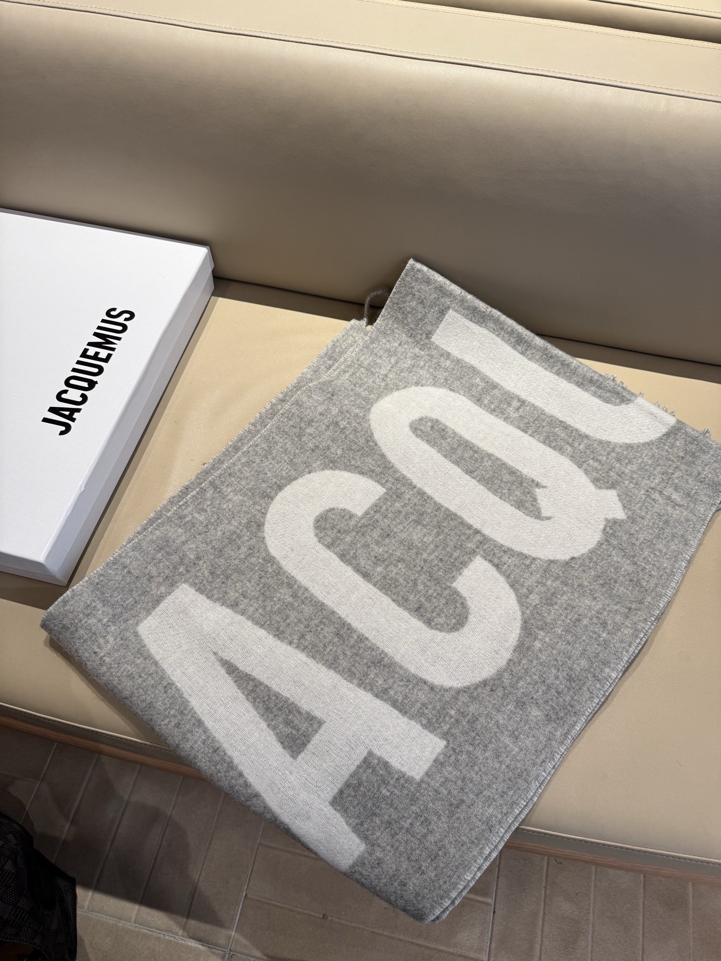 PJacquemus 双面围巾❗今年真的被疯狂种草 今年冬天就非宠这条 好看的要疯掉了，太有型太有魅力了