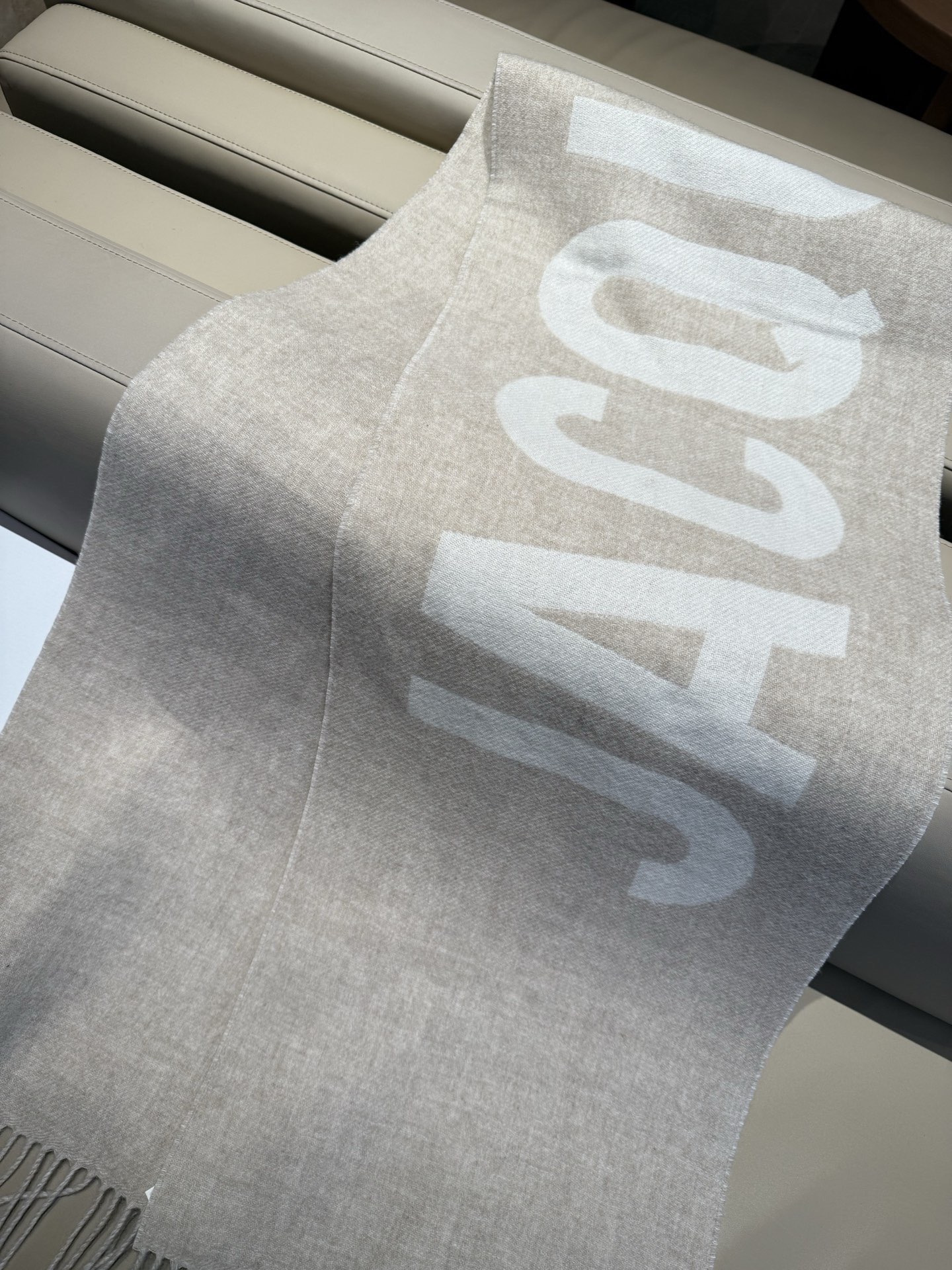 PJacquemus 双面围巾❗今年真的被疯狂种草 今年冬天就非宠这条 好看的要疯掉了，太有型太有魅力了