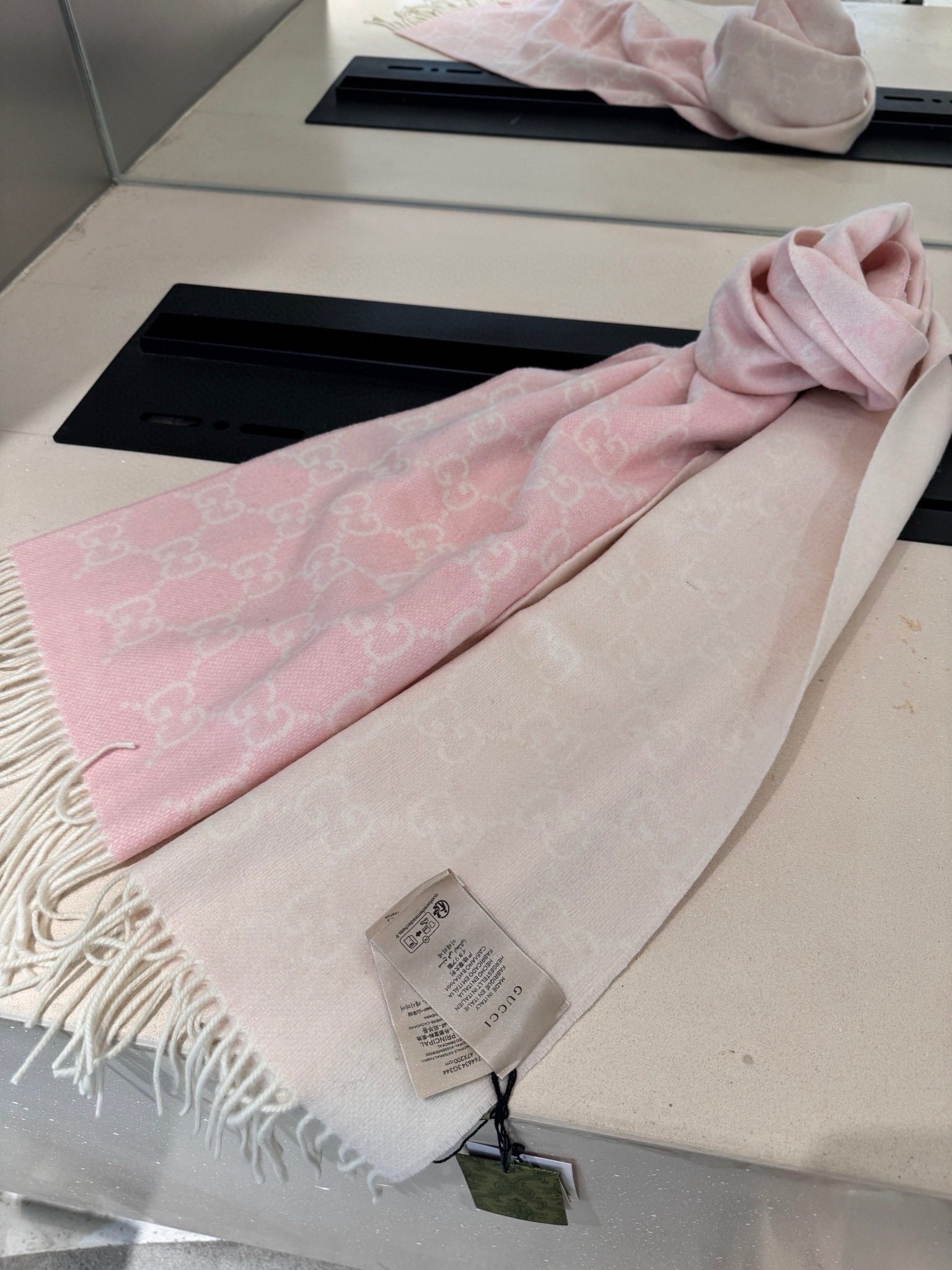 PGUCCI（古奇）完美渐变！最新双面两用围巾！各种穿衣风格都可以和她碰撞出别样的上身效果！GG标识作为