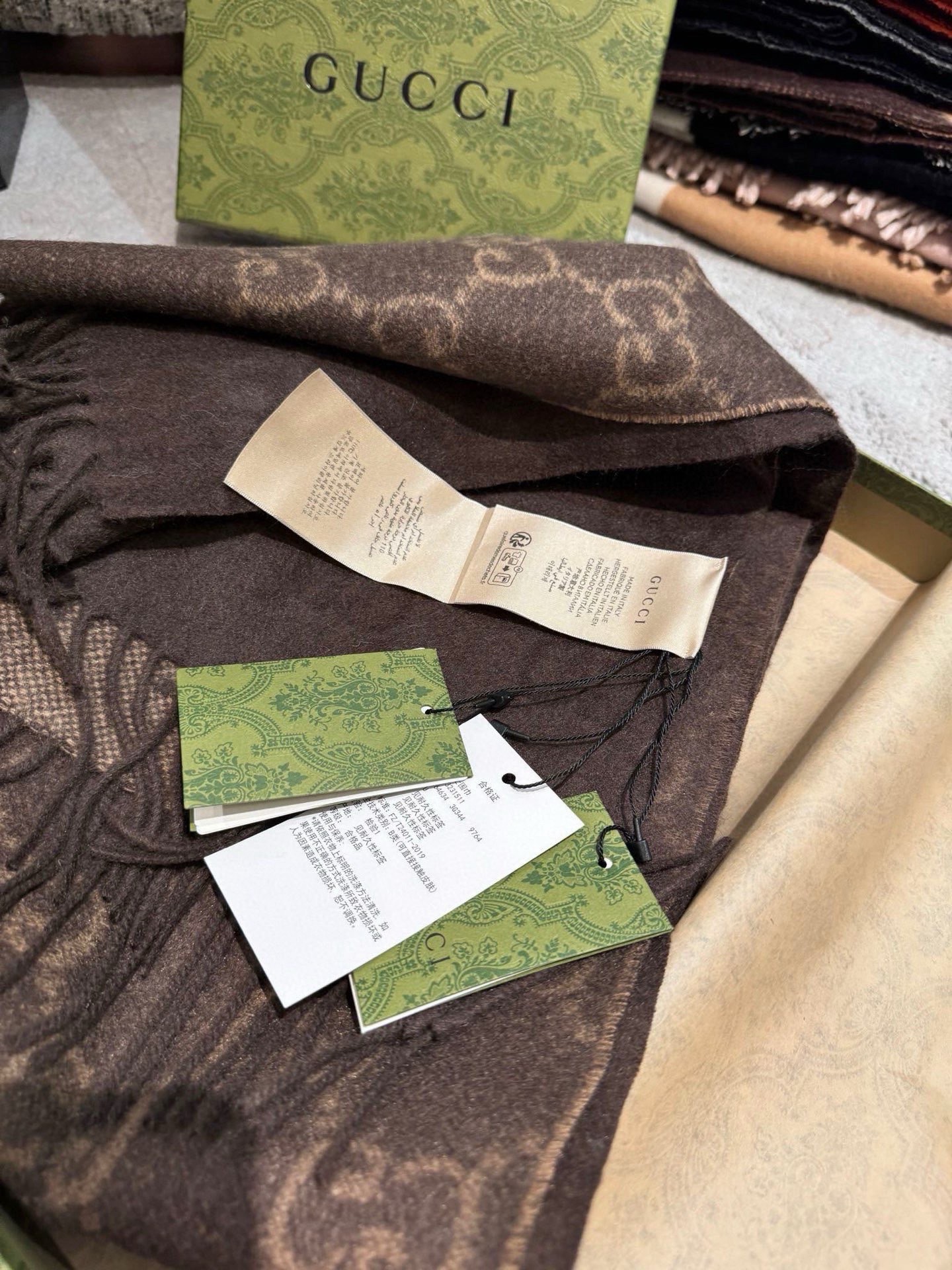 PGUCCI（古奇）完美渐变！最新双面两用围巾！各种穿衣风格都可以和她碰撞出别样的上身效果！GG标识作为