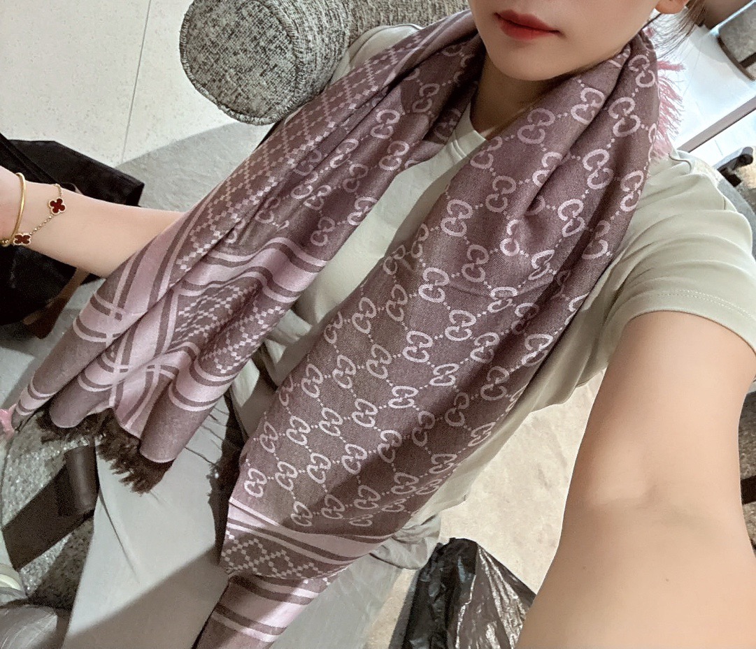 NO:678465,Gucci’s 2025 new size 140*140 silk cashmere is absolutely awesome in 3 colors~all are very popular!  !  The most popular item [呲ya] is coming!  Start quickly!  high version scarf,high version scarf,gucci,real silk19860909Gucci 2025新款尺寸140*140真丝羊绒绝对给力3色～都是很好卖！！爆款爆款[呲牙]重磅来袭！速速下手！高版本围巾,高版本围巾,gucci,real silk,scarf