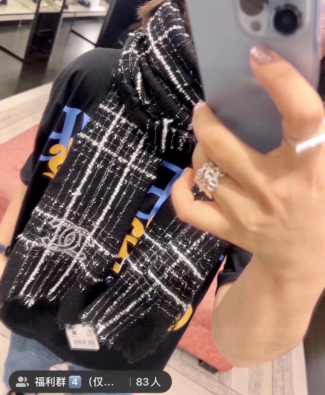 Chanel 无敌大 绝对是市面上 手感 柔软 牙刷纱全部订纺 ‼ 香粉必入‼ 【CHANEL 香奈儿新款羊绒长巾‼ 真心美的让人非常非常心动 上身效果简直美翻了 品质非常完美 ‼ 】整个围巾给人 气场的同时又非常