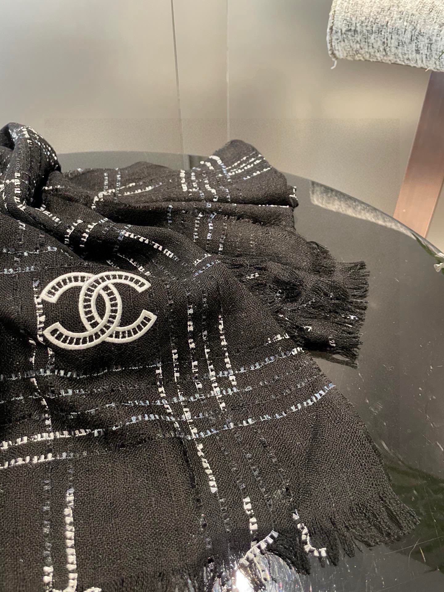 Chanel 无敌大 绝对是市面上 手感 柔软 牙刷纱全部订纺 ‼ 香粉必入‼ 【CHANEL 香奈儿新款羊绒长巾‼ 真心美的让人非常非常心动 上身效果简直美翻了 品质非常完美 ‼ 】整个围巾给人 气场的同时又非常