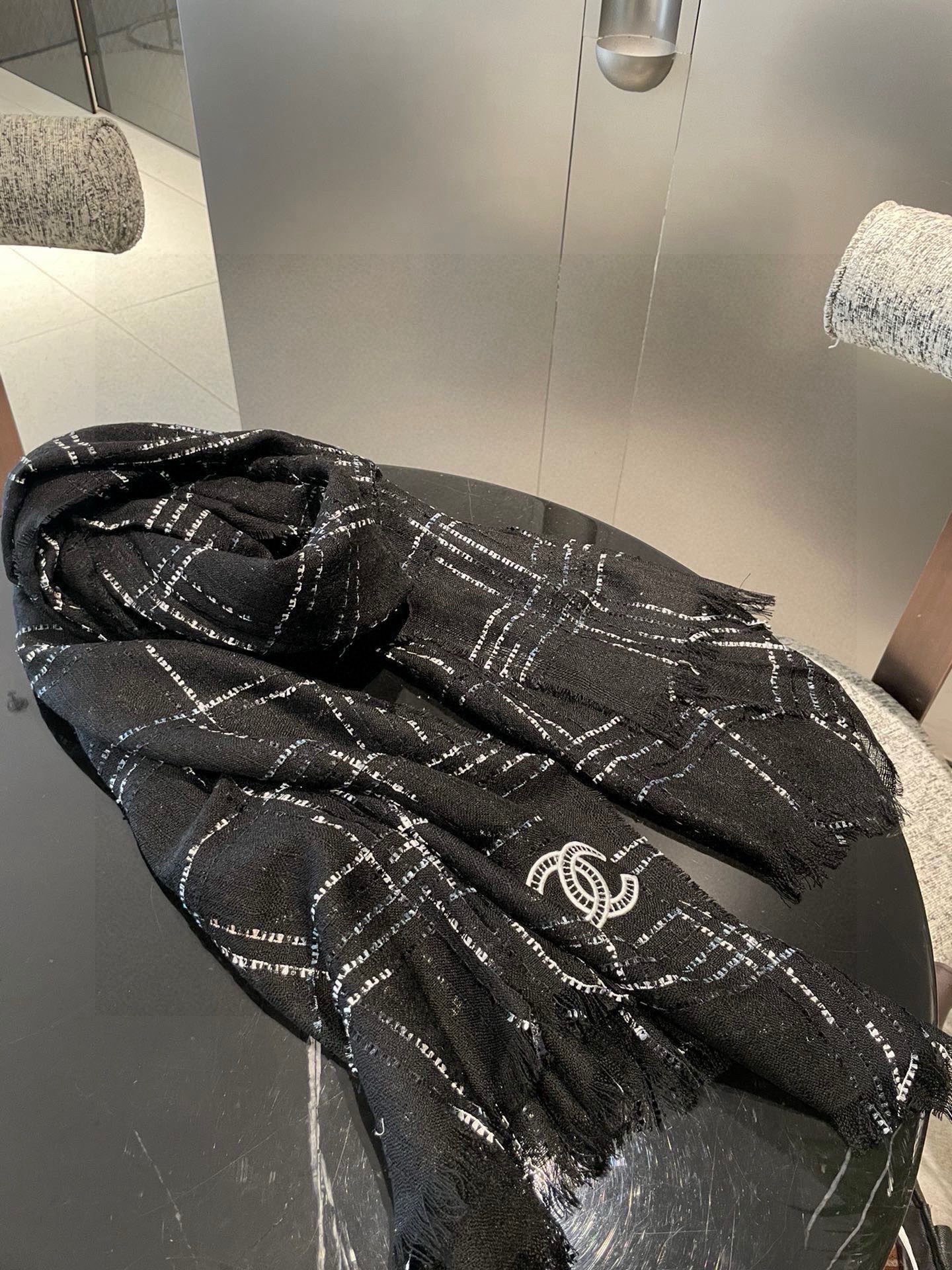 Chanel 无敌大 绝对是市面上 手感 柔软 牙刷纱全部订纺 ‼ 香粉必入‼ 【CHANEL 香奈儿新款羊绒长巾‼ 真心美的让人非常非常心动 上身效果简直美翻了 品质非常完美 ‼ 】整个围巾给人 气场的同时又非常