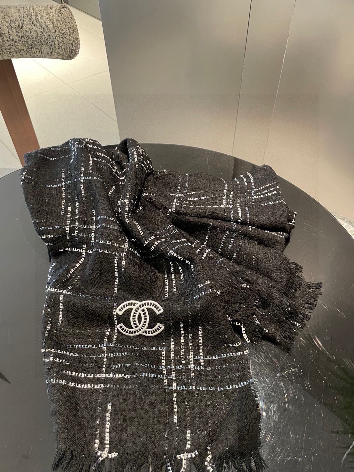 Chanel 无敌大 绝对是市面上 手感 柔软 牙刷纱全部订纺 ‼ 香粉必入‼ 【CHANEL 香奈儿新款羊绒长巾‼ 真心美的让人非常非常心动 上身效果简直美翻了 品质非常完美 ‼ 】整个围巾给人 气场的同时又非常