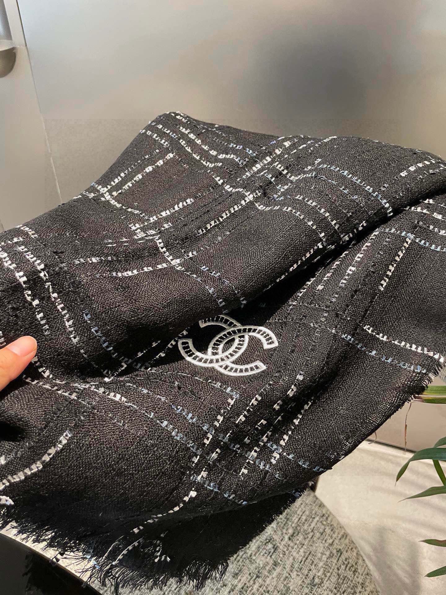 Chanel 无敌大 绝对是市面上 手感 柔软 牙刷纱全部订纺 ‼ 香粉必入‼ 【CHANEL 香奈儿新款羊绒长巾‼ 真心美的让人非常非常心动 上身效果简直美翻了 品质非常完美 ‼ 】整个围巾给人 气场的同时又非常