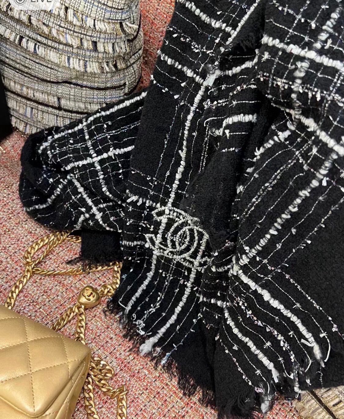 Chanel 无敌大 绝对是市面上 手感 柔软 牙刷纱全部订纺 ‼ 香粉必入‼ 【CHANEL 香奈儿新款羊绒长巾‼ 真心美的让人非常非常心动 上身效果简直美翻了 品质非常完美 ‼ 】整个围巾给人 气场的同时又非常