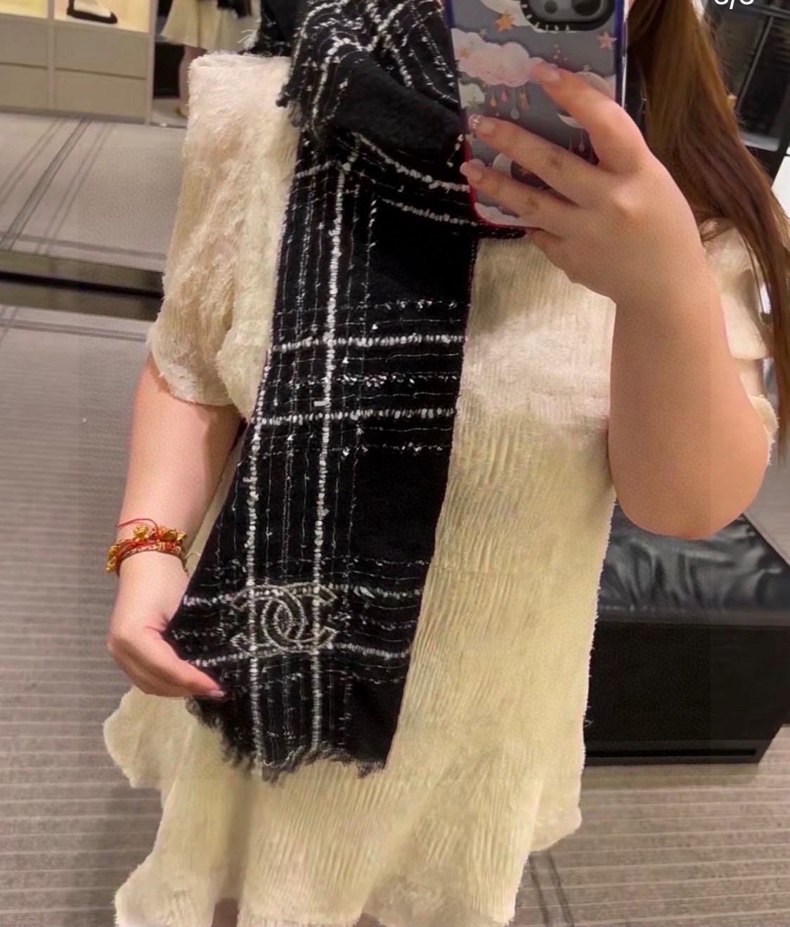 Chanel 无敌大 绝对是市面上 手感 柔软 牙刷纱全部订纺 ‼ 香粉必入‼ 【CHANEL 香奈儿新款羊绒长巾‼ 真心美的让人非常非常心动 上身效果简直美翻了 品质非常完美 ‼ 】整个围巾给人 气场的同时又非常