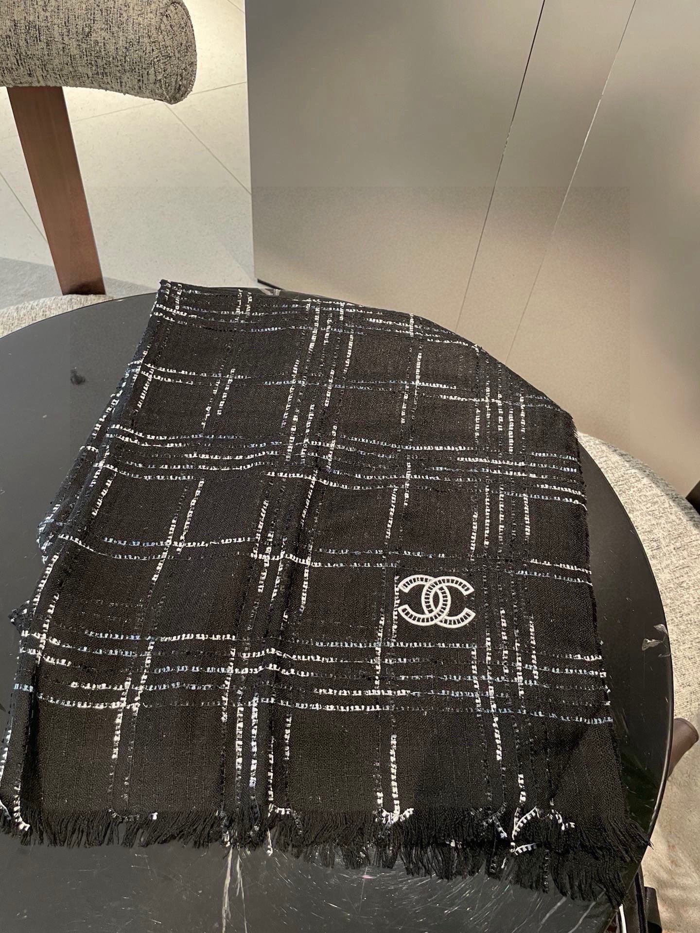 Chanel 无敌大 绝对是市面上 手感 柔软 牙刷纱全部订纺 ‼ 香粉必入‼ 【CHANEL 香奈儿新款羊绒长巾‼ 真心美的让人非常非常心动 上身效果简直美翻了 品质非常完美 ‼ 】整个围巾给人 气场的同时又非常