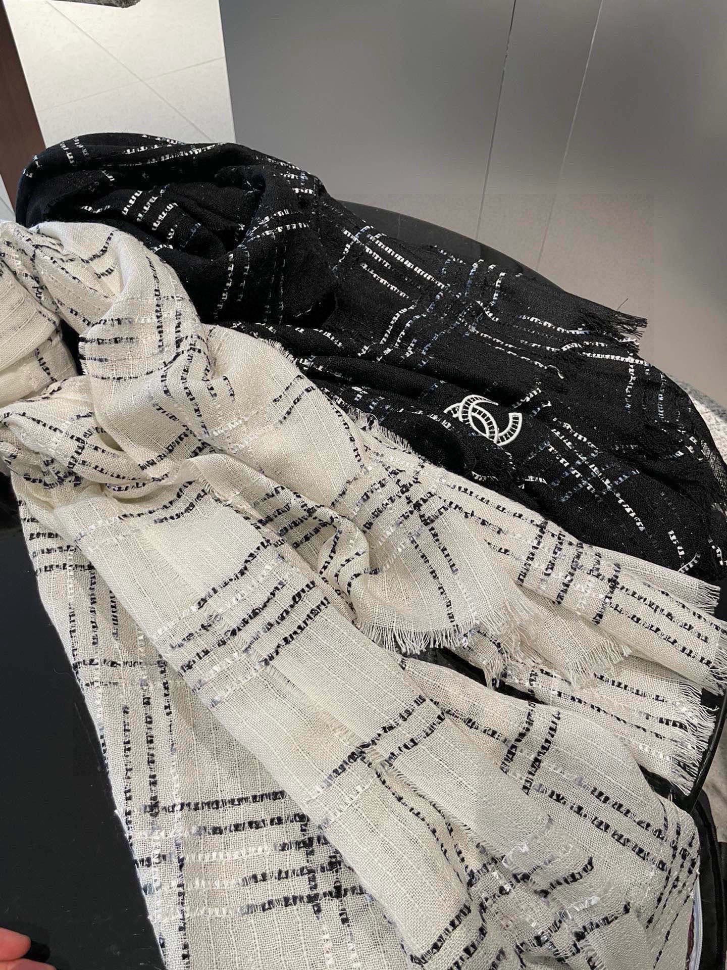Chanel 无敌大 绝对是市面上 手感 柔软 牙刷纱全部订纺 ‼ 香粉必入‼ 【CHANEL 香奈儿新款羊绒长巾‼ 真心美的让人非常非常心动 上身效果简直美翻了 品质非常完美 ‼ 】整个围巾给人 气场的同时又非常
