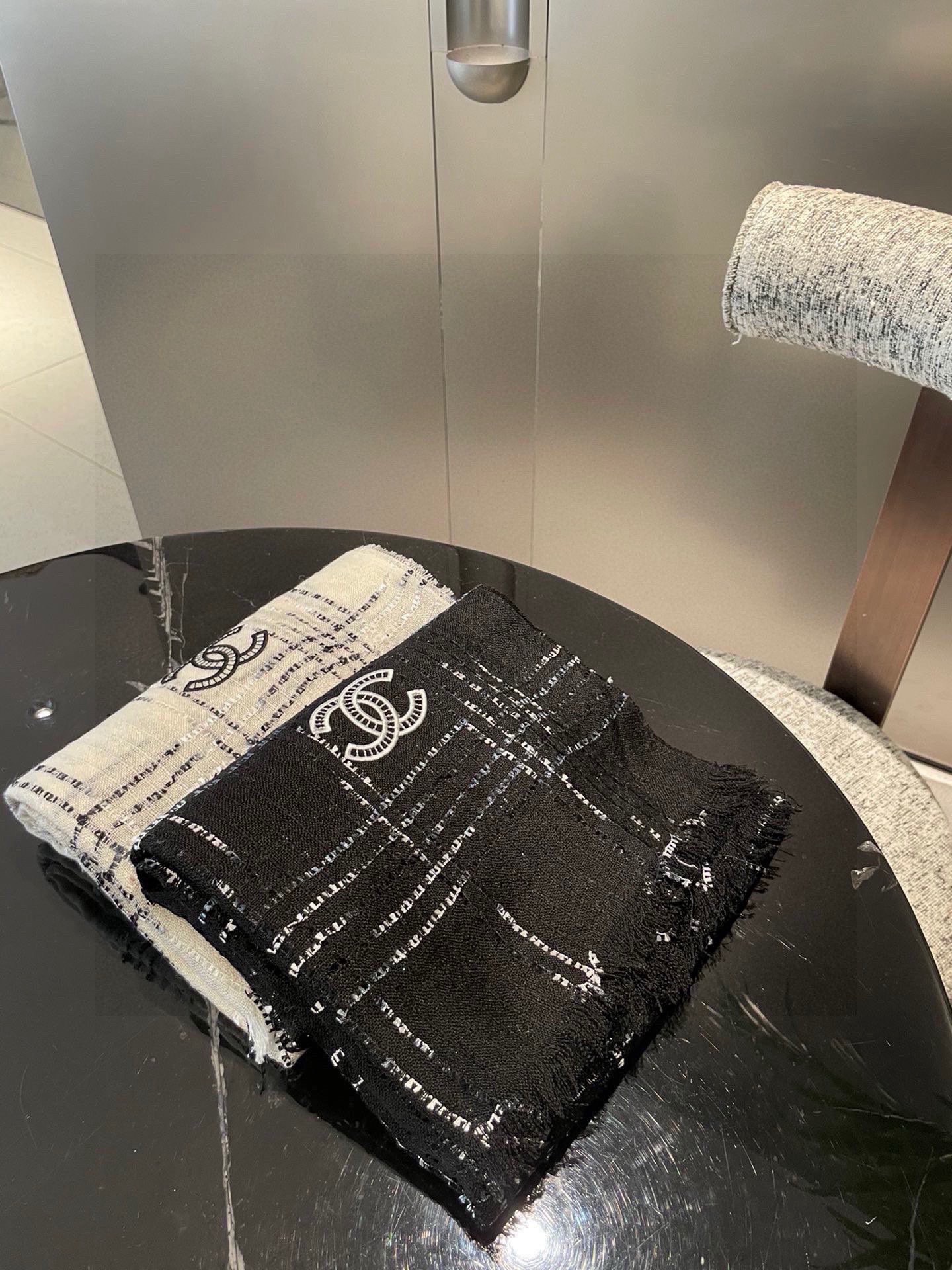 Chanel 无敌大 绝对是市面上 手感 柔软 牙刷纱全部订纺 ‼ 香粉必入‼ 【CHANEL 香奈儿新款羊绒长巾‼ 真心美的让人非常非常心动 上身效果简直美翻了 品质非常完美 ‼ 】整个围巾给人 气场的同时又非常