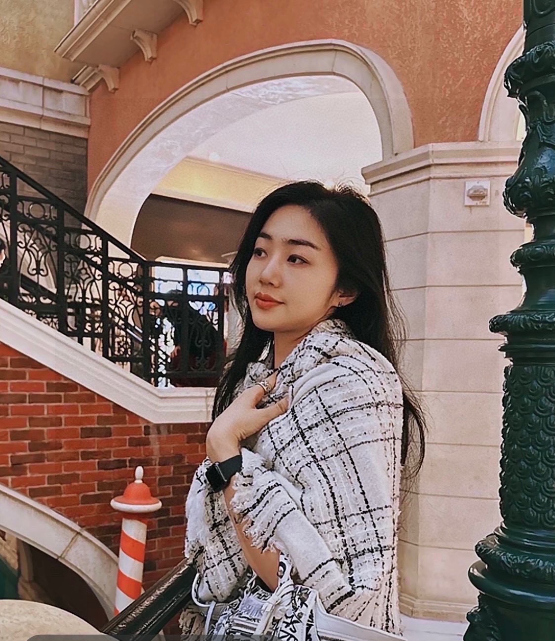 Chanel 无敌大 绝对是市面上 手感 柔软 牙刷纱全部订纺 ‼ 香粉必入‼ 【CHANEL 香奈儿新款羊绒长巾‼ 真心美的让人非常非常心动 上身效果简直美翻了 品质非常完美 ‼ 】整个围巾给人 气场的同时又非常