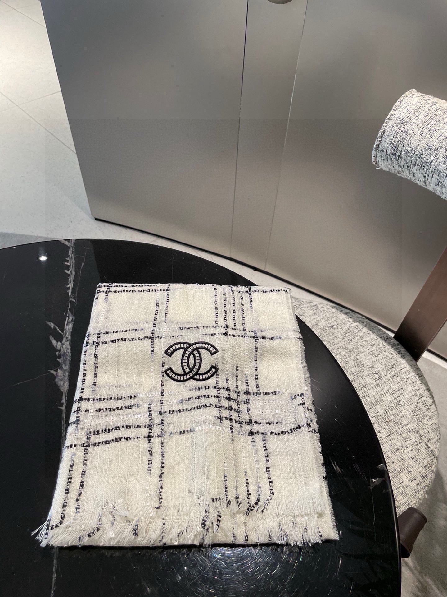 Chanel 无敌大 绝对是市面上 手感 柔软 牙刷纱全部订纺 ‼ 香粉必入‼ 【CHANEL 香奈儿新款羊绒长巾‼ 真心美的让人非常非常心动 上身效果简直美翻了 品质非常完美 ‼ 】整个围巾给人 气场的同时又非常