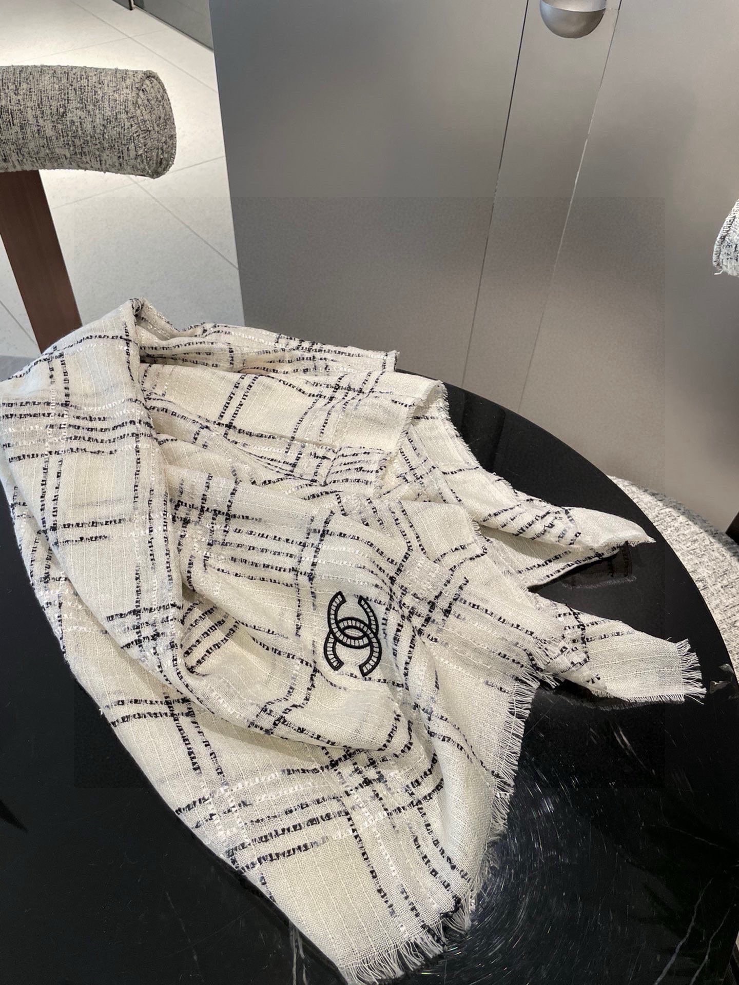 Chanel 无敌大 绝对是市面上 手感 柔软 牙刷纱全部订纺 ‼ 香粉必入‼ 【CHANEL 香奈儿新款羊绒长巾‼ 真心美的让人非常非常心动 上身效果简直美翻了 品质非常完美 ‼ 】整个围巾给人 气场的同时又非常