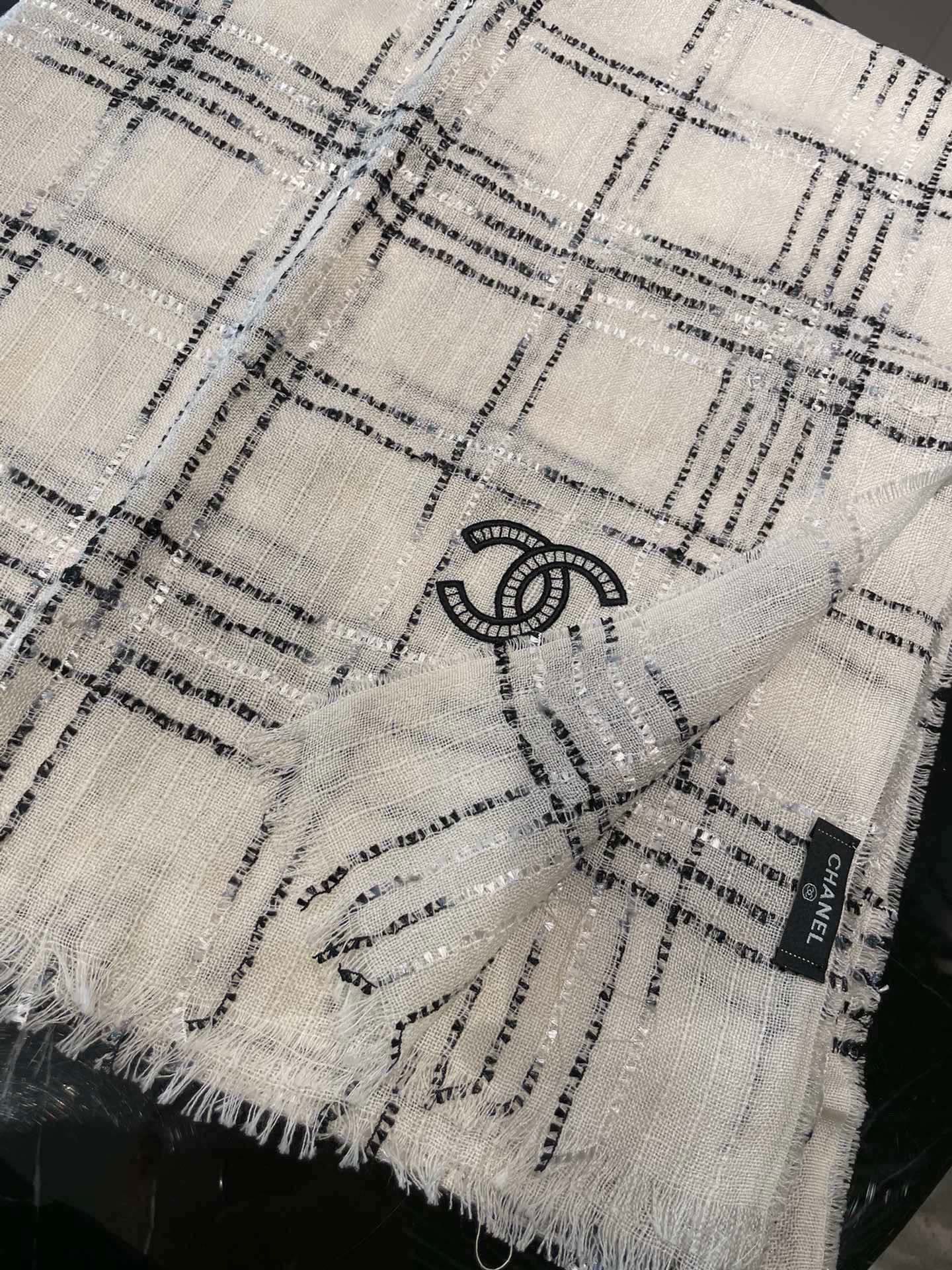 Chanel 无敌大 绝对是市面上 手感 柔软 牙刷纱全部订纺 ‼ 香粉必入‼ 【CHANEL 香奈儿新款羊绒长巾‼ 真心美的让人非常非常心动 上身效果简直美翻了 品质非常完美 ‼ 】整个围巾给人 气场的同时又非常