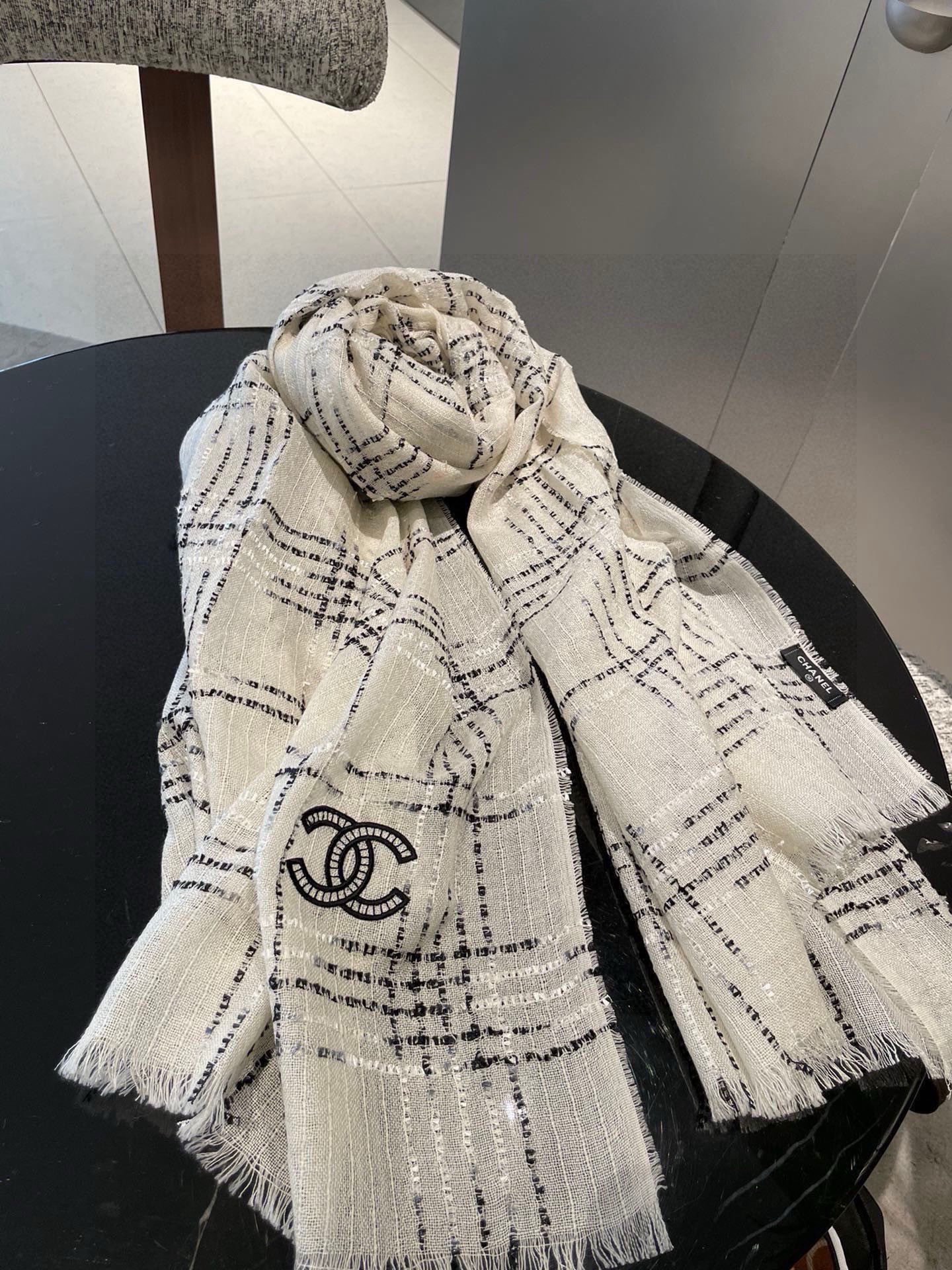 Chanel 无敌大 绝对是市面上 手感 柔软 牙刷纱全部订纺 ‼ 香粉必入‼ 【CHANEL 香奈儿新款羊绒长巾‼ 真心美的让人非常非常心动 上身效果简直美翻了 品质非常完美 ‼ 】整个围巾给人 气场的同时又非常