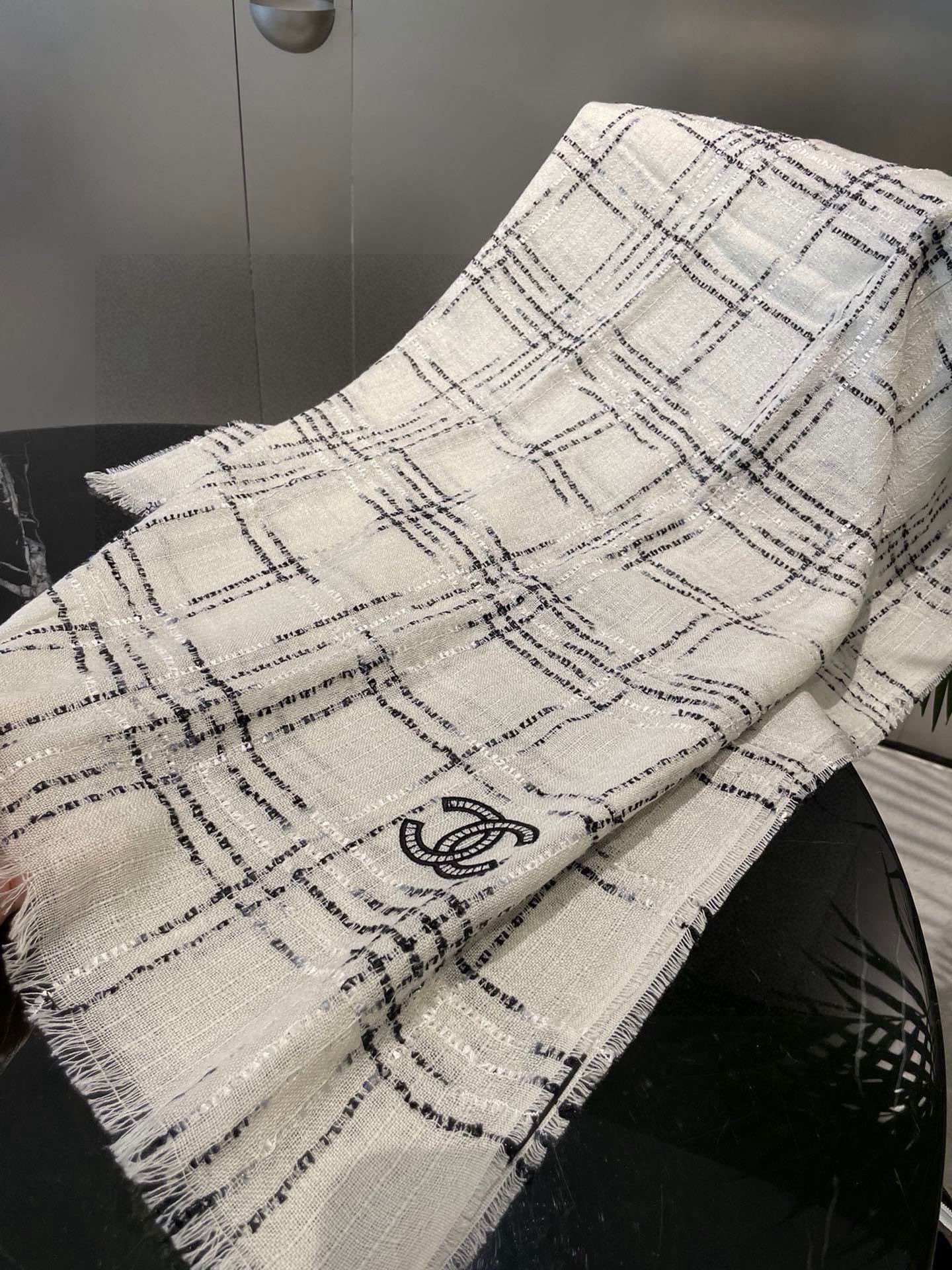 Chanel 无敌大 绝对是市面上 手感 柔软 牙刷纱全部订纺 ‼ 香粉必入‼ 【CHANEL 香奈儿新款羊绒长巾‼ 真心美的让人非常非常心动 上身效果简直美翻了 品质非常完美 ‼ 】整个围巾给人 气场的同时又非常