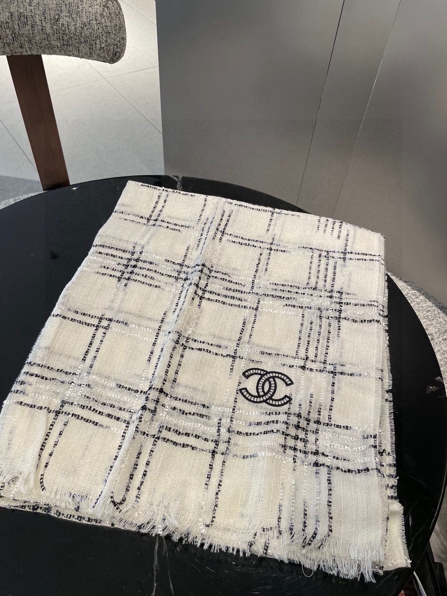 Chanel 无敌大 绝对是市面上 手感 柔软 牙刷纱全部订纺 ‼ 香粉必入‼ 【CHANEL 香奈儿新款羊绒长巾‼ 真心美的让人非常非常心动 上身效果简直美翻了 品质非常完美 ‼ 】整个围巾给人 气场的同时又非常