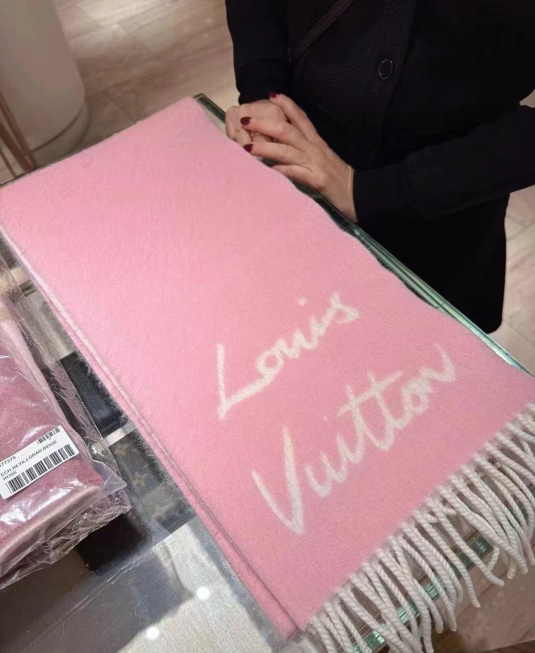 Louis Vuitton 独家首发 Fluffygram 围巾取材羊驼毛和绵羊毛混纺 以拉绒处理营造舒适暖意
