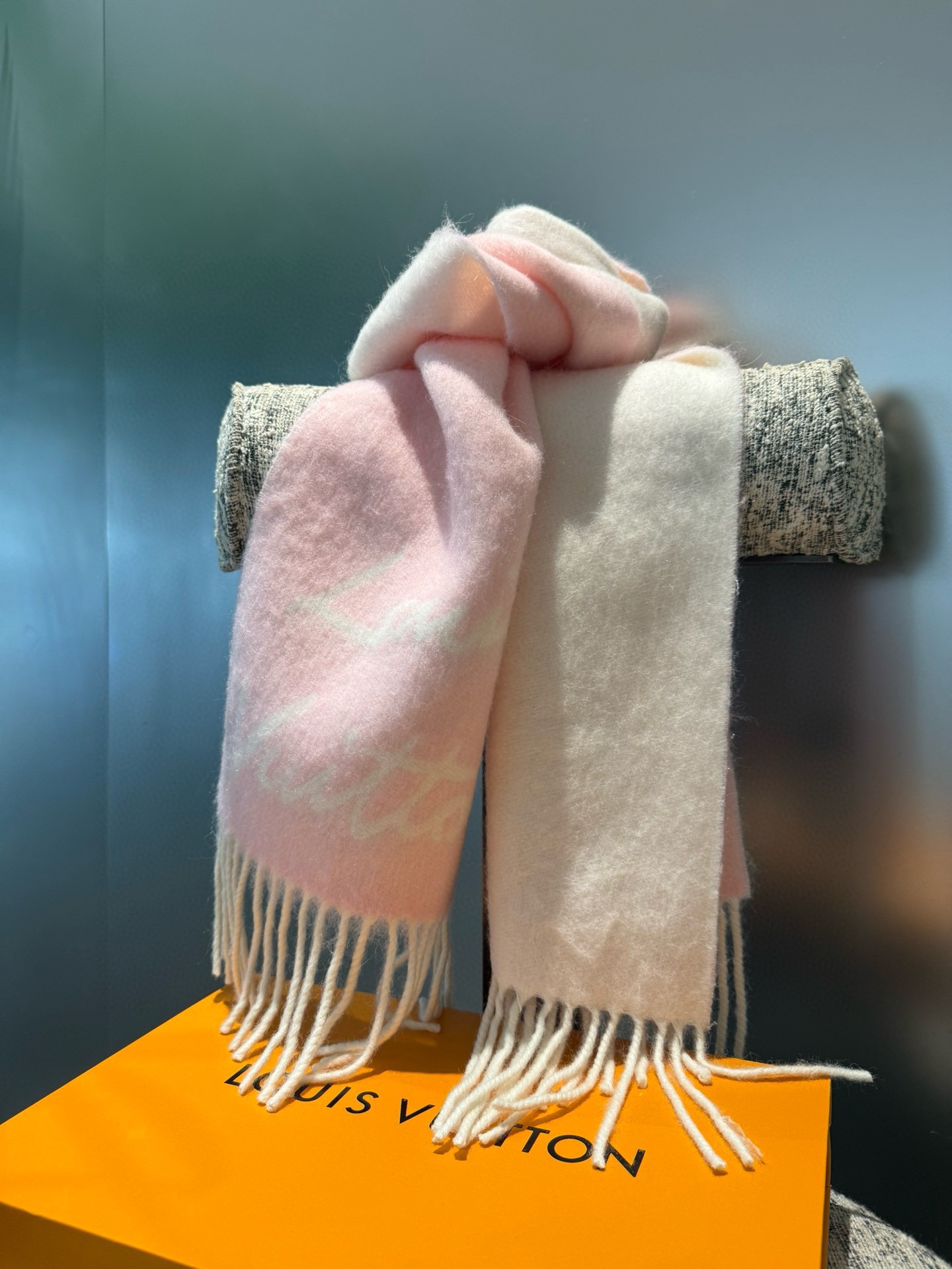 Louis Vuitton 独家首发 Fluffygram 围巾取材羊驼毛和绵羊毛混纺 以拉绒处理营造舒适暖意