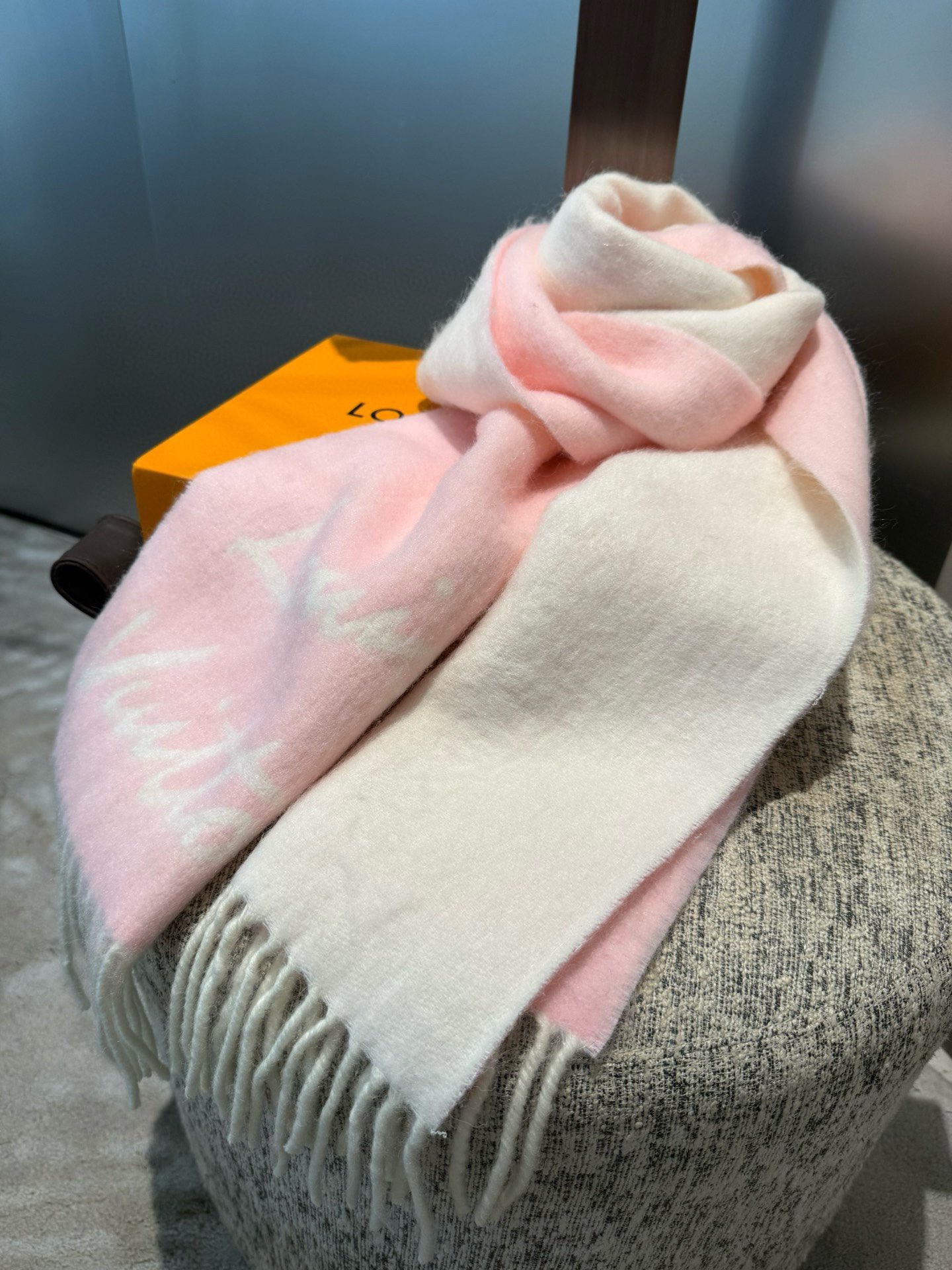 Louis Vuitton 独家首发 Fluffygram 围巾取材羊驼毛和绵羊毛混纺 以拉绒处理营造舒适暖意