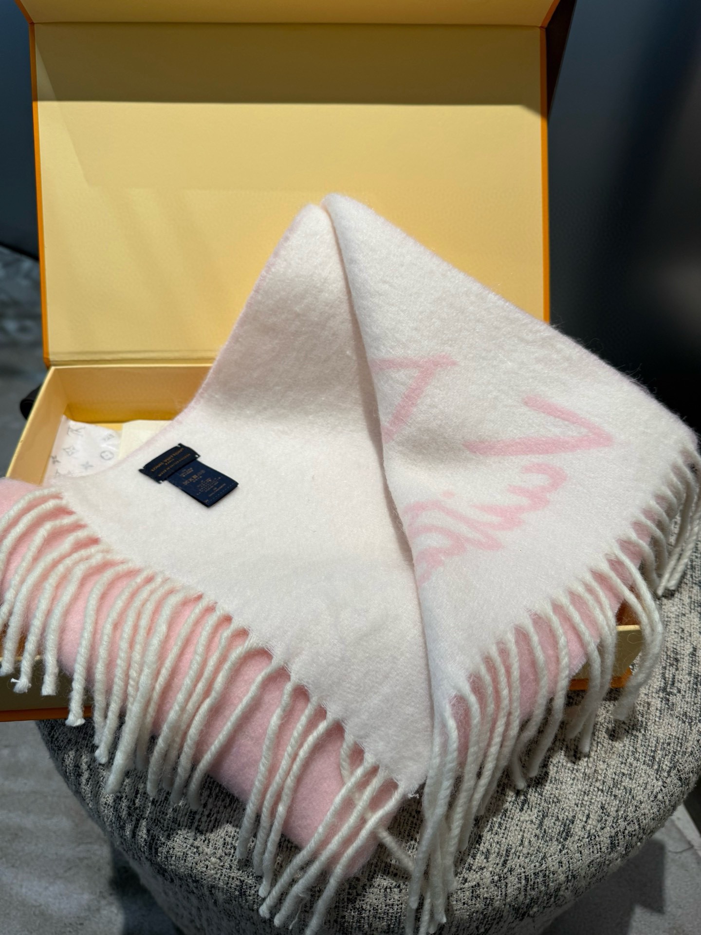Louis Vuitton 独家首发 Fluffygram 围巾取材羊驼毛和绵羊毛混纺 以拉绒处理营造舒适暖意