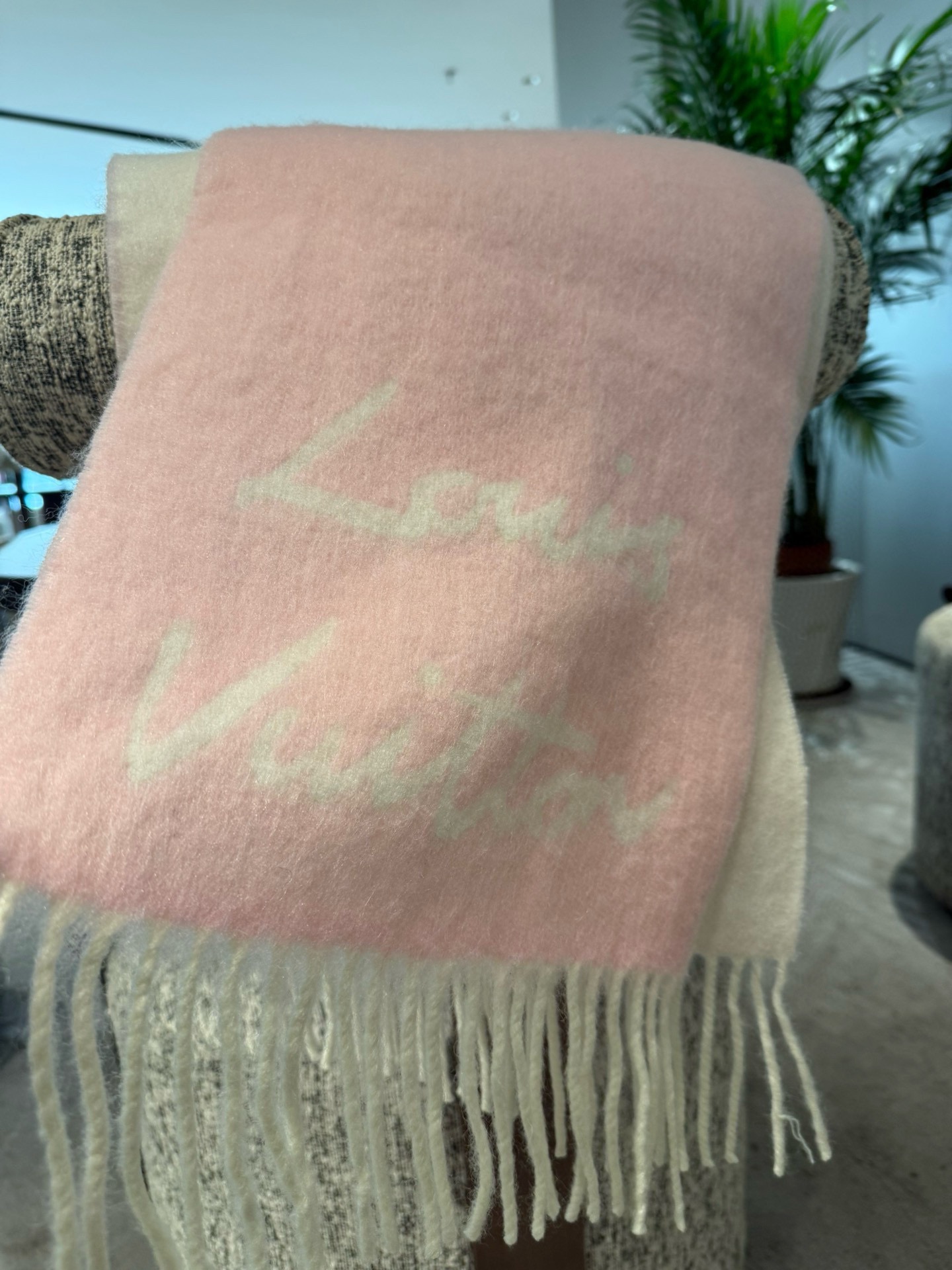 Louis Vuitton 独家首发 Fluffygram 围巾取材羊驼毛和绵羊毛混纺 以拉绒处理营造舒适暖意