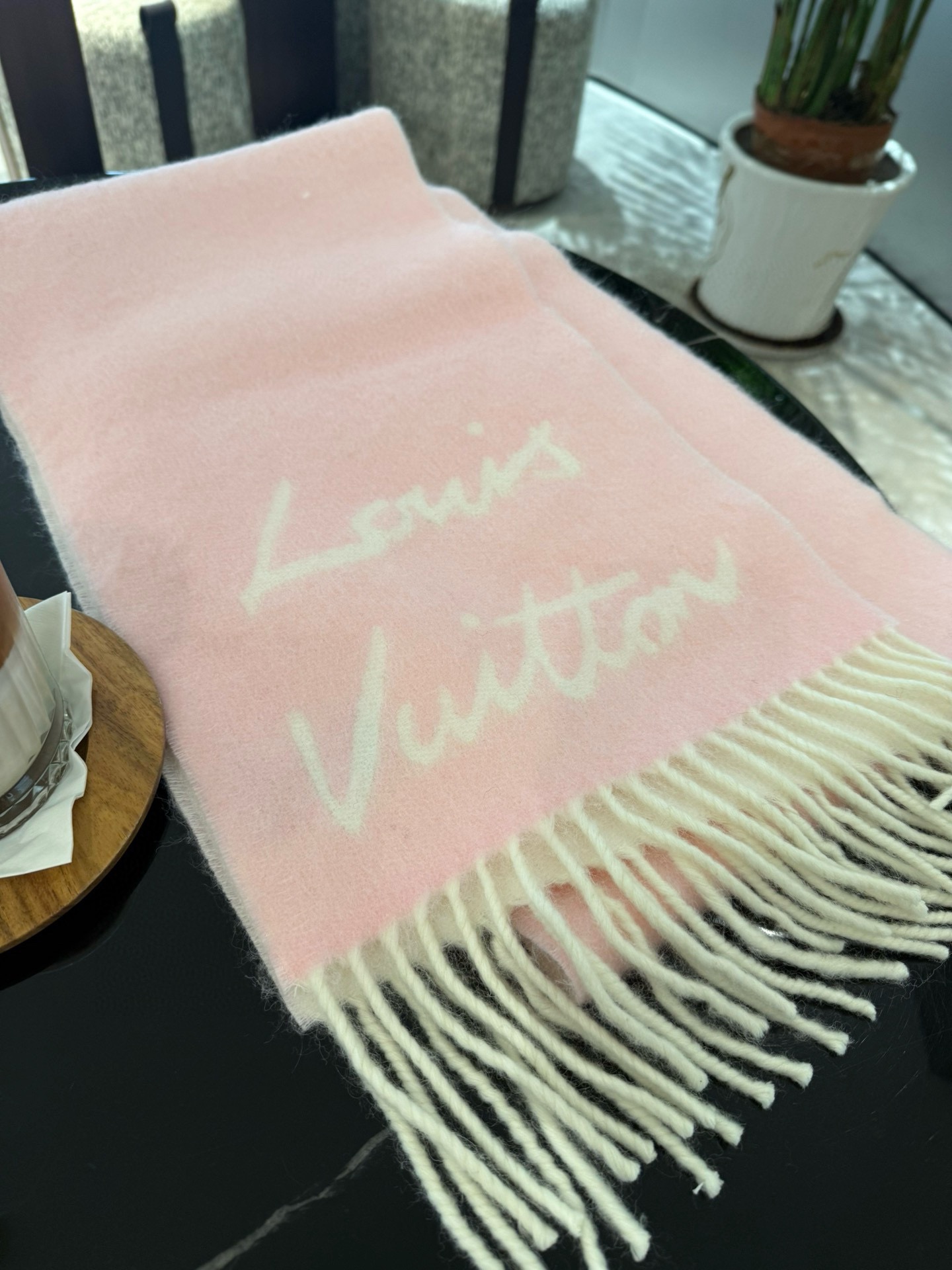 Louis Vuitton 独家首发 Fluffygram 围巾取材羊驼毛和绵羊毛混纺 以拉绒处理营造舒适暖意
