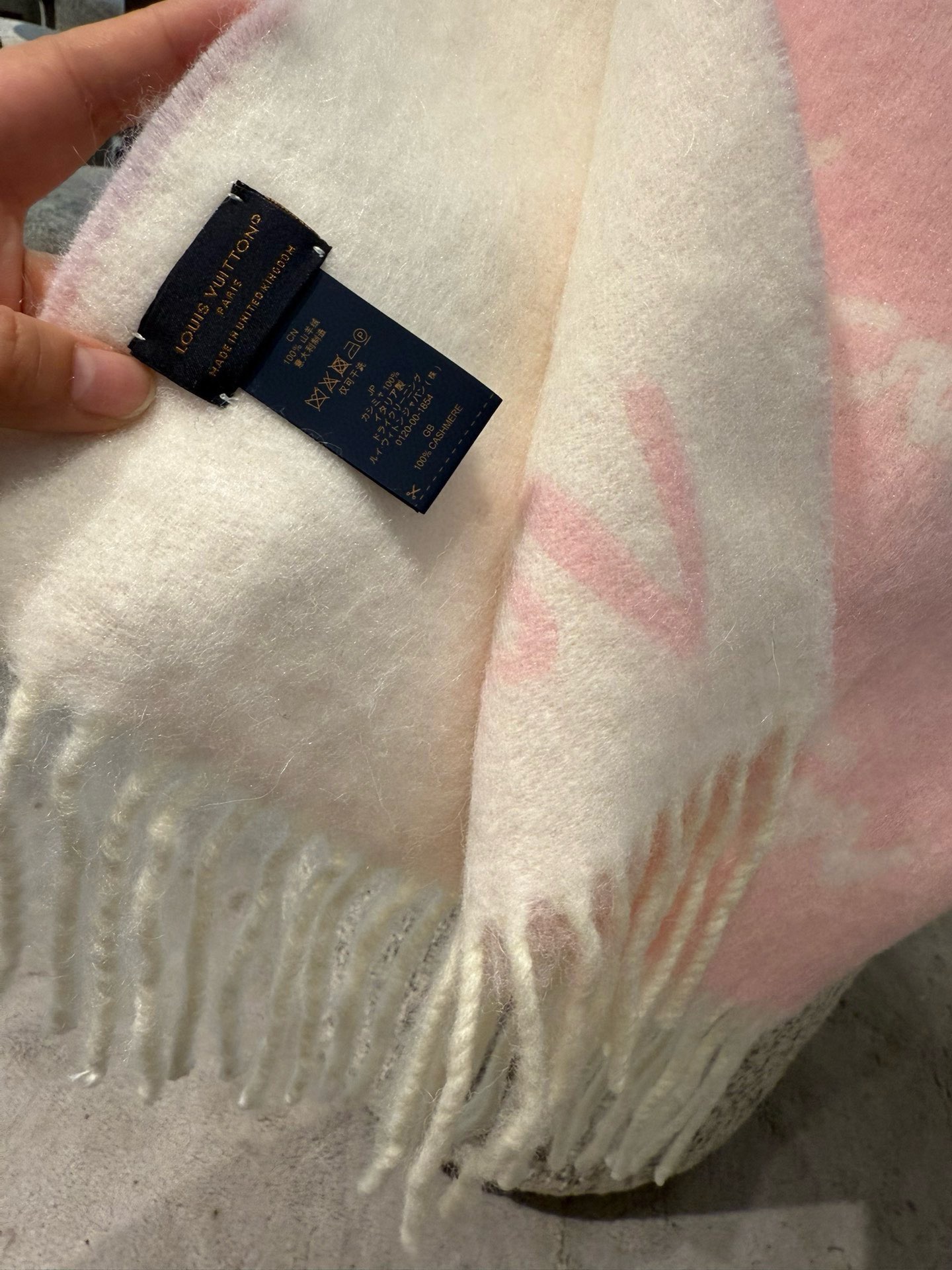 Louis Vuitton 独家首发 Fluffygram 围巾取材羊驼毛和绵羊毛混纺 以拉绒处理营造舒适暖意