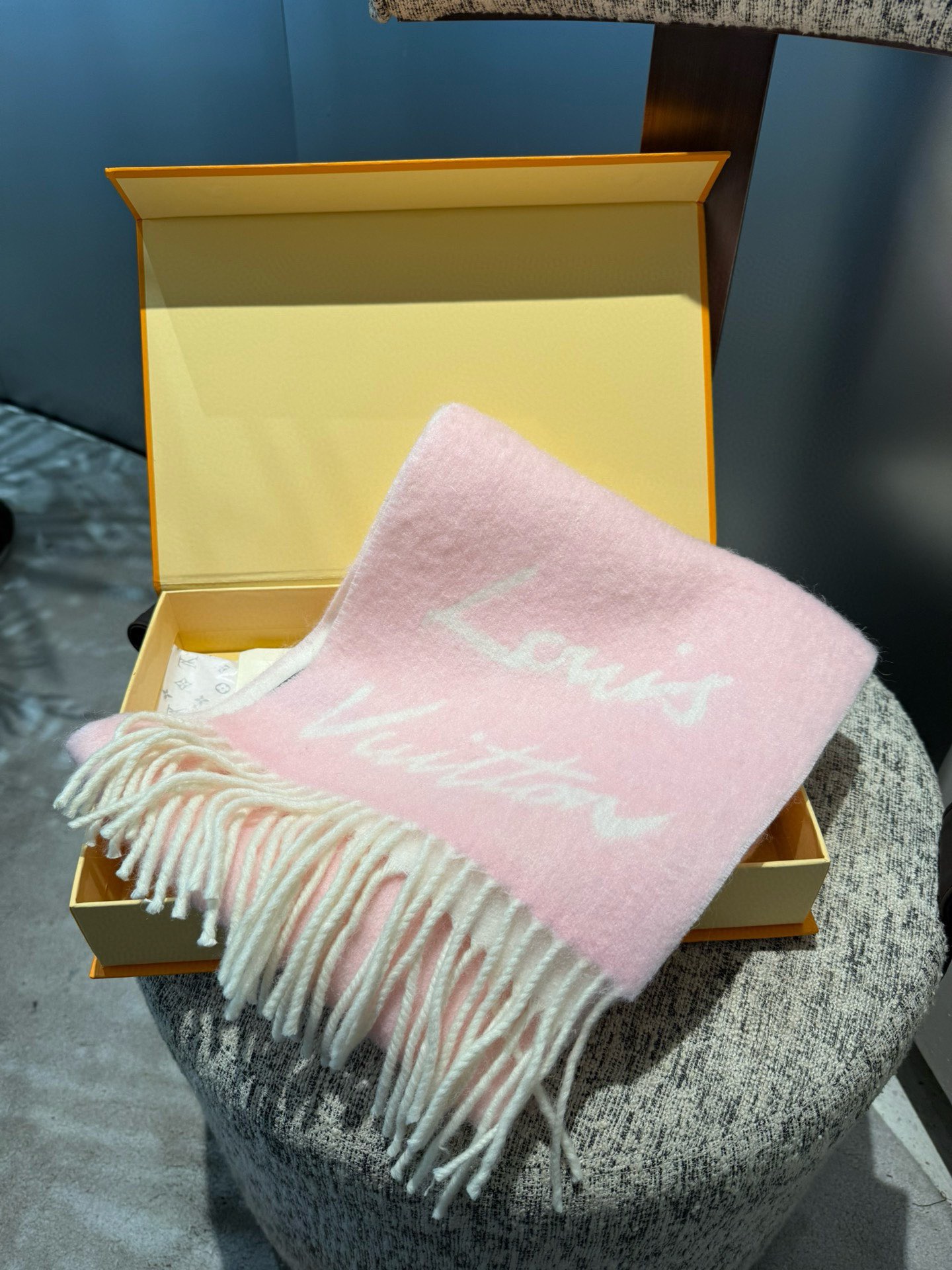 Louis Vuitton 独家首发 Fluffygram 围巾取材羊驼毛和绵羊毛混纺 以拉绒处理营造舒适暖意