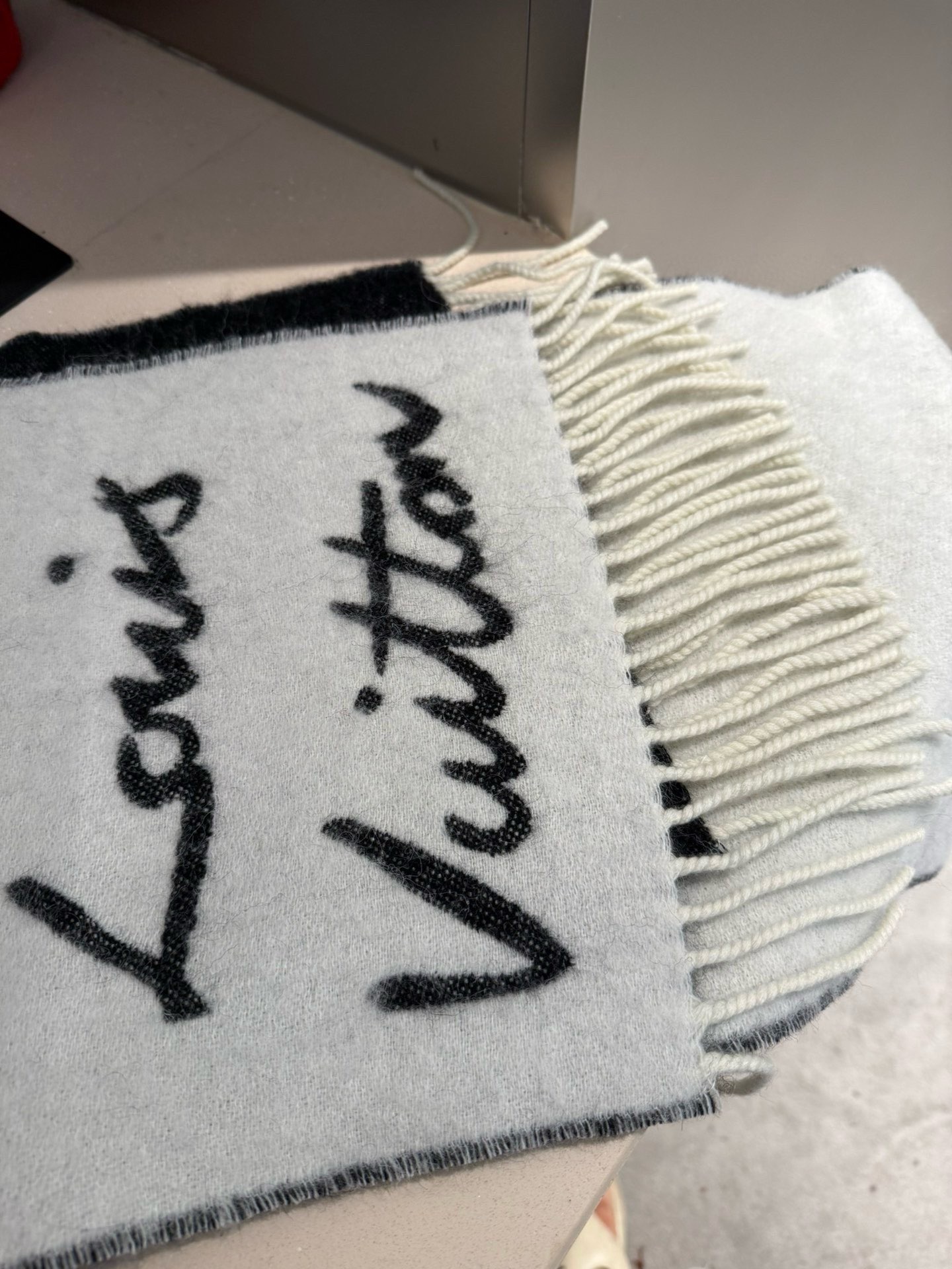 Louis Vuitton 独家首发 Fluffygram 围巾取材羊驼毛和绵羊毛混纺 以拉绒处理营造舒适暖意