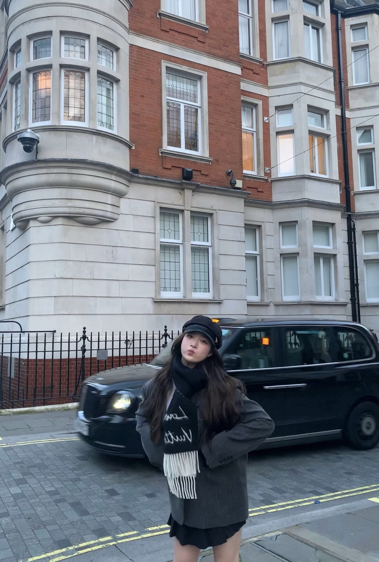 Louis Vuitton 独家首发 Fluffygram 围巾取材羊驼毛和绵羊毛混纺 以拉绒处理营造舒适暖意