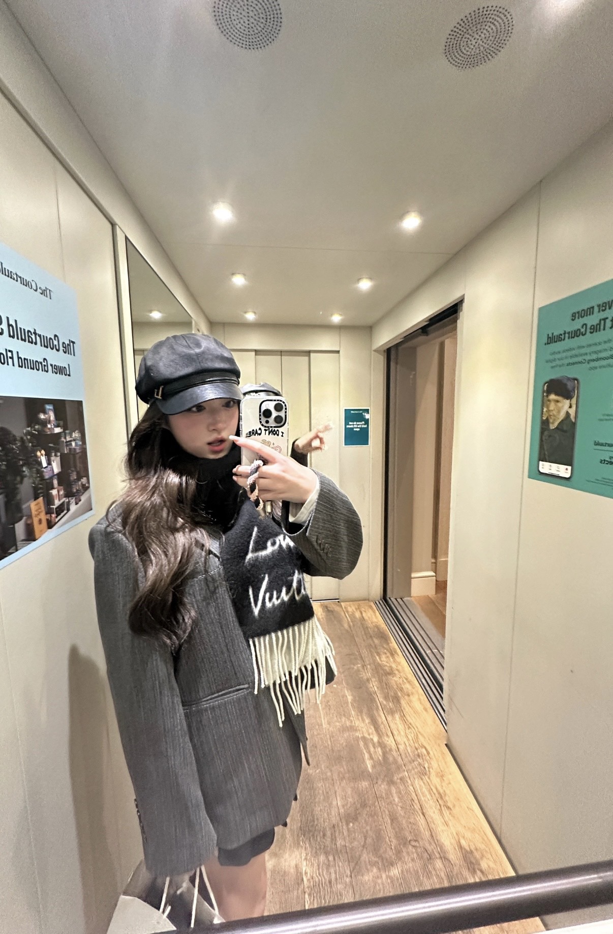 Louis Vuitton 独家首发 Fluffygram 围巾取材羊驼毛和绵羊毛混纺 以拉绒处理营造舒适暖意