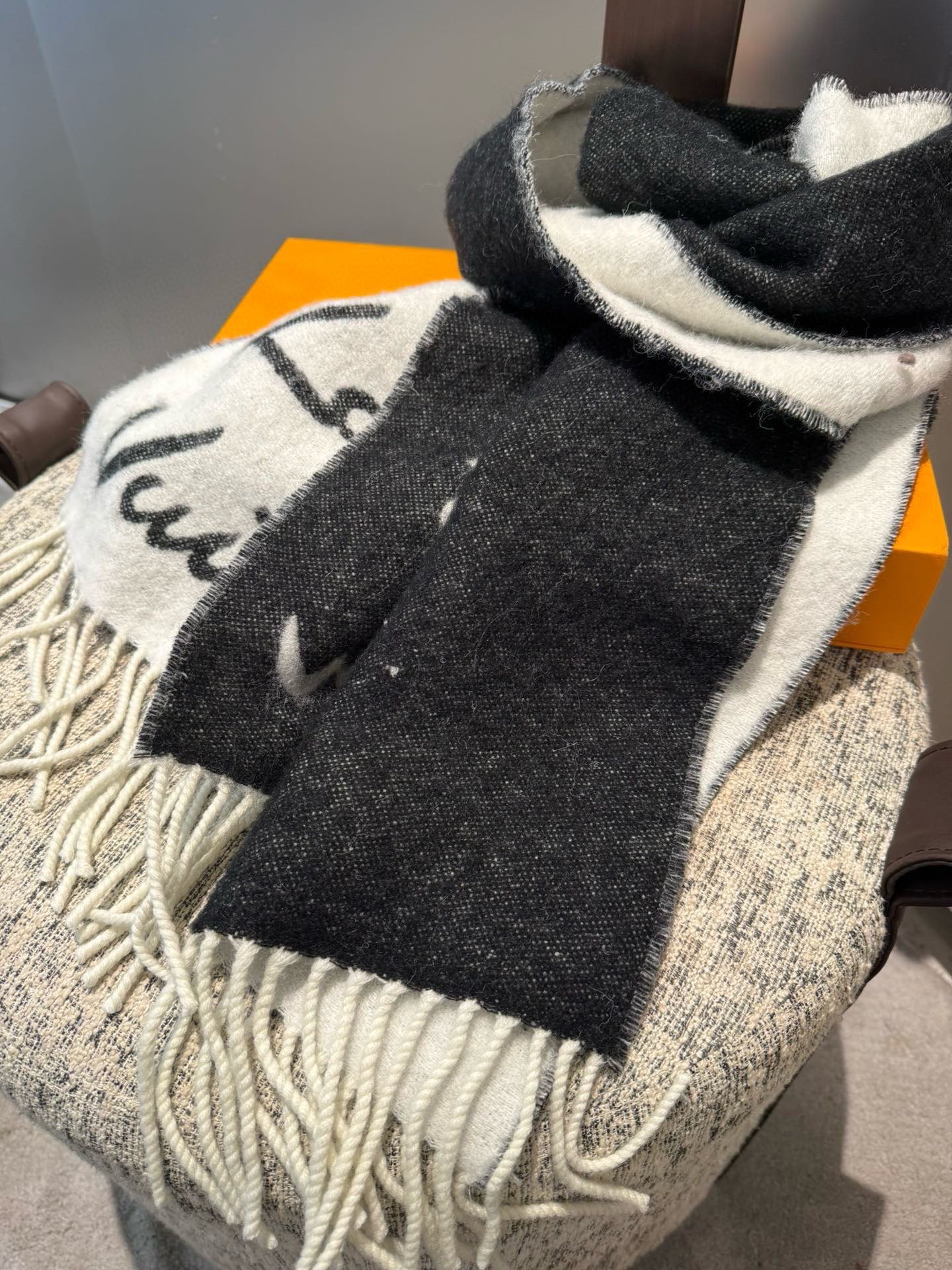 Louis Vuitton 独家首发 Fluffygram 围巾取材羊驼毛和绵羊毛混纺 以拉绒处理营造舒适暖意