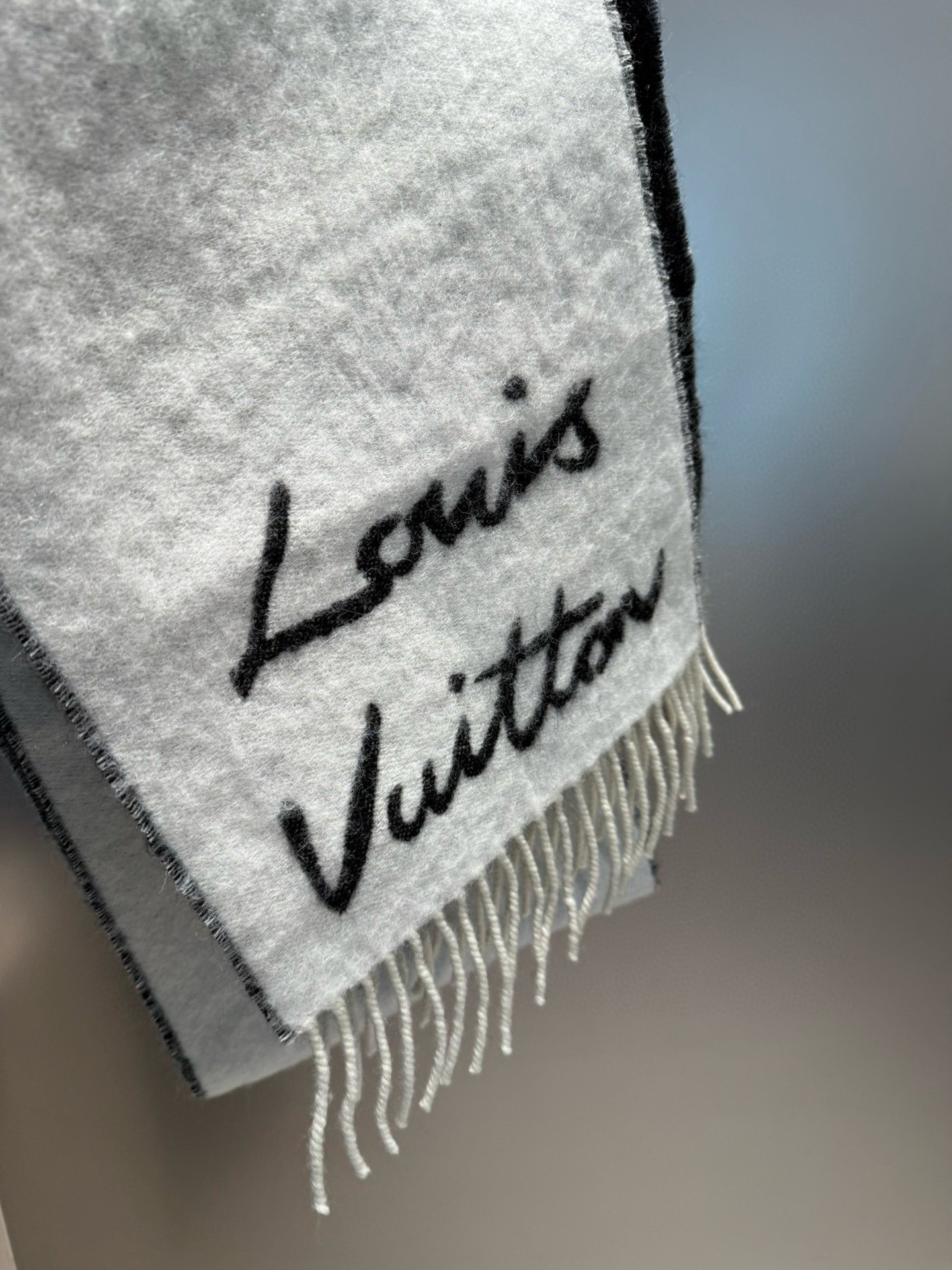 Louis Vuitton 独家首发 Fluffygram 围巾取材羊驼毛和绵羊毛混纺 以拉绒处理营造舒适暖意