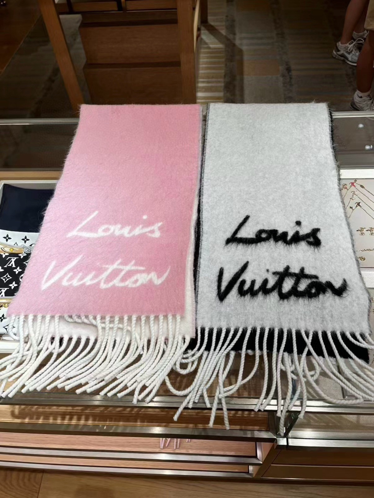 Louis Vuitton 独家首发 Fluffygram 围巾取材羊驼毛和绵羊毛混纺 以拉绒处理营造舒适暖意