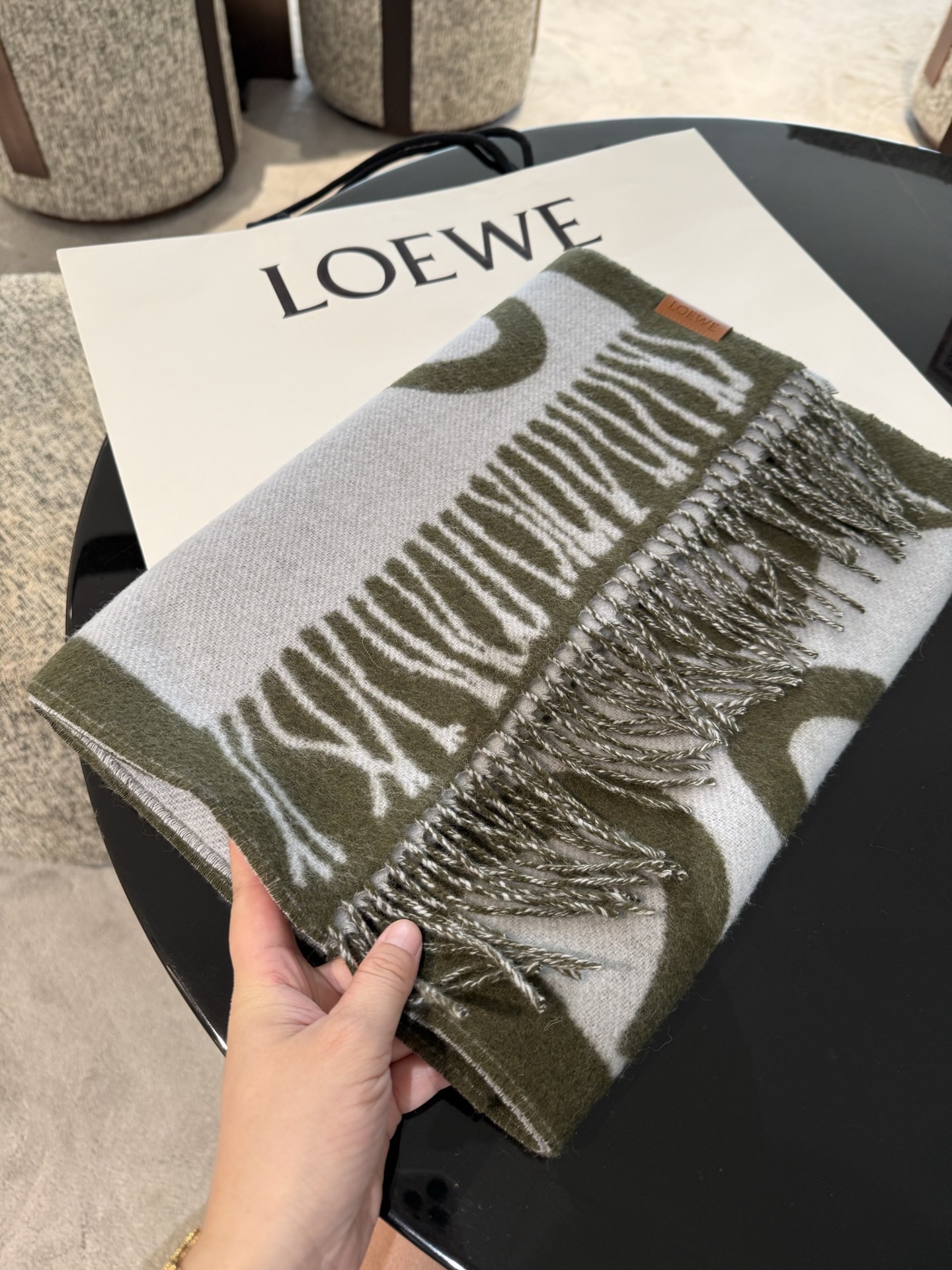 Loewe 真的不多見 很少在國內做訂單 款式真的少的可怜 羅意威作為西班牙 秉承傳統 技藝