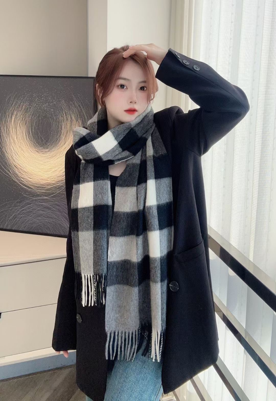 Burberry 卖了一百年的款式‼ 就不赘述它有多么的被全世界的人喜欢 几乎所有卖围巾的都有在做这个款式 当然品质就参差不齐 我们家这个产品从开厂到现在做了近16年 工艺一再的更新 基本上走到现在品质已经追求到 完美了 中格型是加宽设计 满足一些喜欢大一点围巾的群体喜好 双纱高密织法 抗起球处理 防脱毛工艺 全部是行业最顶尖的技术 激光切割机的剪裁 没有一点须边 标 洗水唛 全进口机器制造 绝非国内能做到 你不信可以拿去跟任何货对比 都知道款式好仿 细节难跟 在国人条件越来越好的今天 好的口碑才是生存的王道 十分之一的价格送出十倍的礼品 是十个事半功倍 被所有人认可 没卖过的不妨一试 ‼ 规格35*180