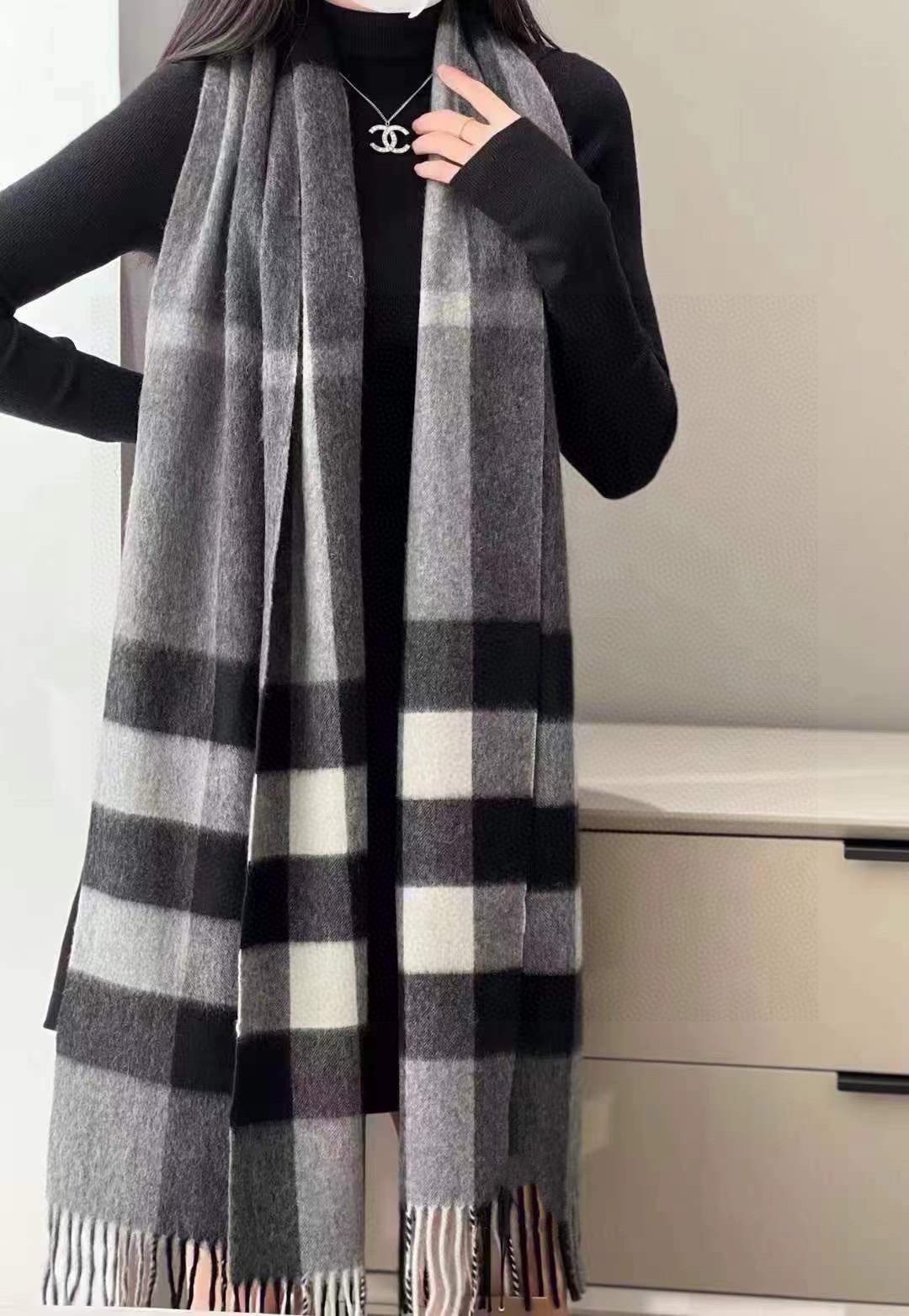 Burberry 卖了一百年的款式‼ 就不赘述它有多么的被全世界的人喜欢 几乎所有卖围巾的都有在做这个款式 当然品质就参差不齐 我们家这个产品从开厂到现在做了近16年 工艺一再的更新 基本上走到现在品质已经追求到 完美了 中格型是加宽设计 满足一些喜欢大一点围巾的群体喜好 双纱高密织法 抗起球处理 防脱毛工艺 全部是行业最顶尖的技术 激光切割机的剪裁 没有一点须边 标 洗水唛 全进口机器制造 绝非国内能做到 你不信可以拿去跟任何货对比 都知道款式好仿 细节难跟 在国人条件越来越好的今天 好的口碑才是生存的王道 十分之一的价格送出十倍的礼品 是十个事半功倍 被所有人认可 没卖过的不妨一试 ‼ 规格35*180