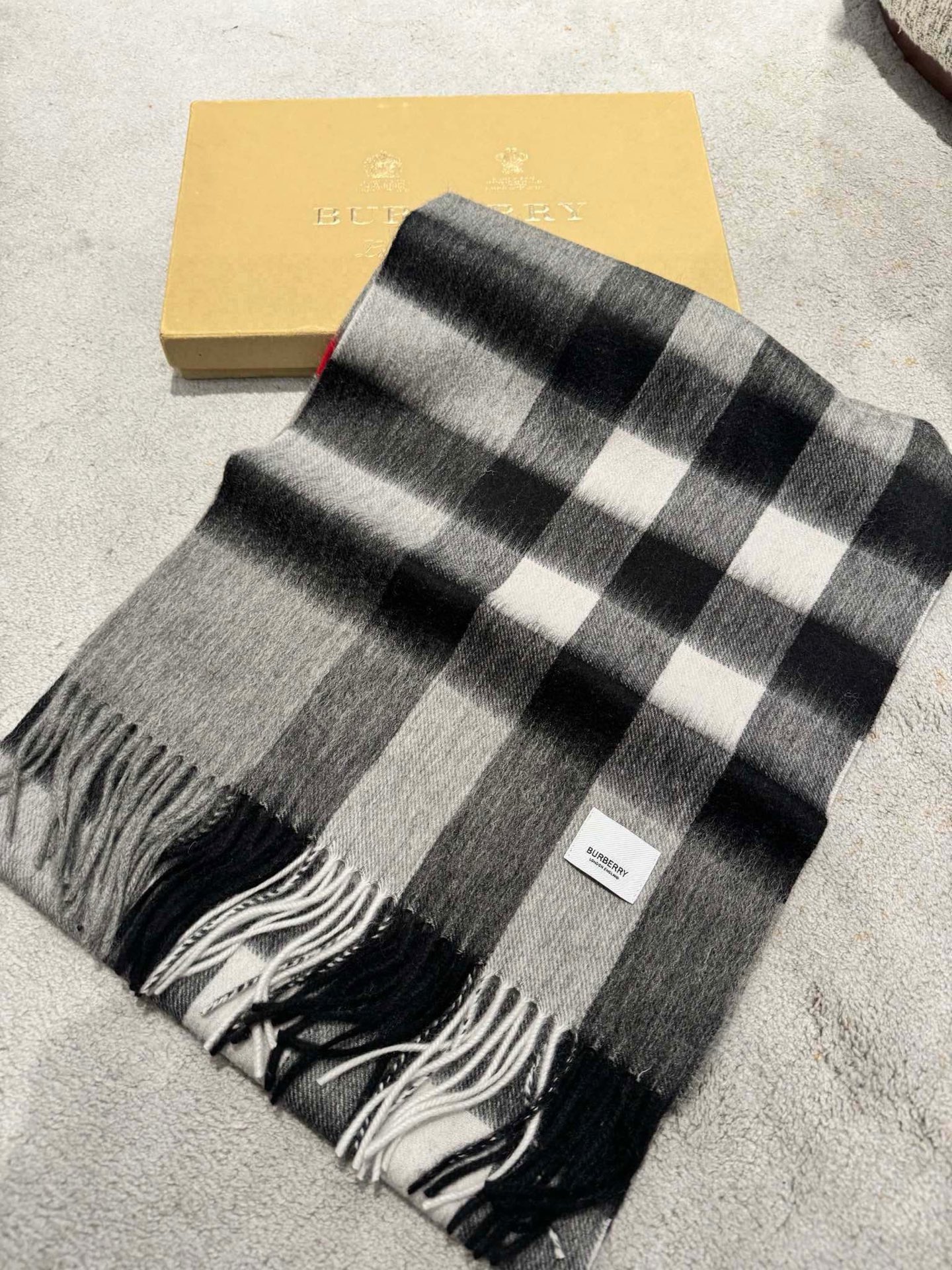 Burberry 卖了一百年的款式‼ 就不赘述它有多么的被全世界的人喜欢 几乎所有卖围巾的都有在做这个款式 当然品质就参差不齐 我们家这个产品从开厂到现在做了近16年 工艺一再的更新 基本上走到现在品质已经追求到 完美了 中格型是加宽设计 满足一些喜欢大一点围巾的群体喜好 双纱高密织法 抗起球处理 防脱毛工艺 全部是行业最顶尖的技术 激光切割机的剪裁 没有一点须边 标 洗水唛 全进口机器制造 绝非国内能做到 你不信可以拿去跟任何货对比 都知道款式好仿 细节难跟 在国人条件越来越好的今天 好的口碑才是生存的王道 十分之一的价格送出十倍的礼品 是十个事半功倍 被所有人认可 没卖过的不妨一试 ‼ 规格35*180