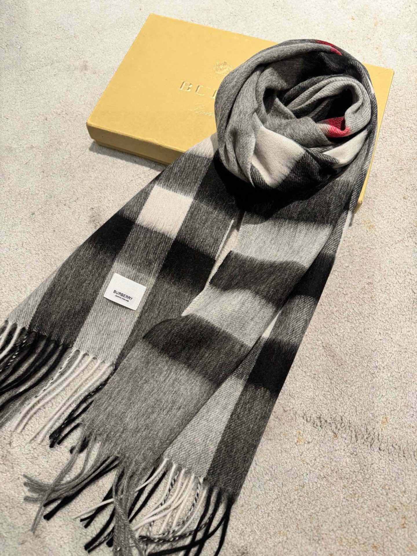 Burberry 卖了一百年的款式‼ 就不赘述它有多么的被全世界的人喜欢 几乎所有卖围巾的都有在做这个款式 当然品质就参差不齐 我们家这个产品从开厂到现在做了近16年 工艺一再的更新 基本上走到现在品质已经追求到 完美了 中格型是加宽设计 满足一些喜欢大一点围巾的群体喜好 双纱高密织法 抗起球处理 防脱毛工艺 全部是行业最顶尖的技术 激光切割机的剪裁 没有一点须边 标 洗水唛 全进口机器制造 绝非国内能做到 你不信可以拿去跟任何货对比 都知道款式好仿 细节难跟 在国人条件越来越好的今天 好的口碑才是生存的王道 十分之一的价格送出十倍的礼品 是十个事半功倍 被所有人认可 没卖过的不妨一试 ‼ 规格35*180