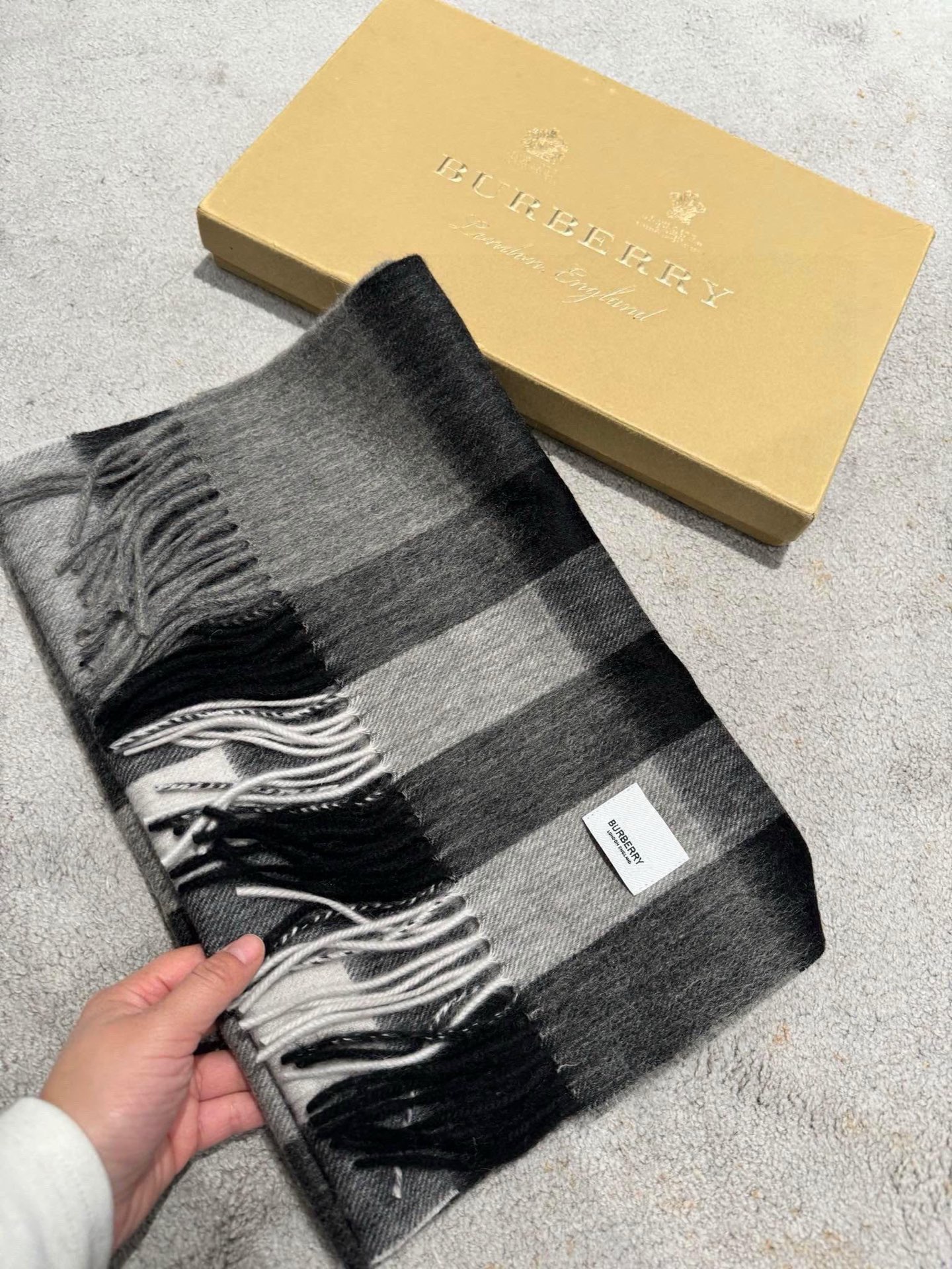 Burberry 卖了一百年的款式‼ 就不赘述它有多么的被全世界的人喜欢 几乎所有卖围巾的都有在做这个款式 当然品质就参差不齐 我们家这个产品从开厂到现在做了近16年 工艺一再的更新 基本上走到现在品质已经追求到 完美了 中格型是加宽设计 满足一些喜欢大一点围巾的群体喜好 双纱高密织法 抗起球处理 防脱毛工艺 全部是行业最顶尖的技术 激光切割机的剪裁 没有一点须边 标 洗水唛 全进口机器制造 绝非国内能做到 你不信可以拿去跟任何货对比 都知道款式好仿 细节难跟 在国人条件越来越好的今天 好的口碑才是生存的王道 十分之一的价格送出十倍的礼品 是十个事半功倍 被所有人认可 没卖过的不妨一试 ‼ 规格35*180