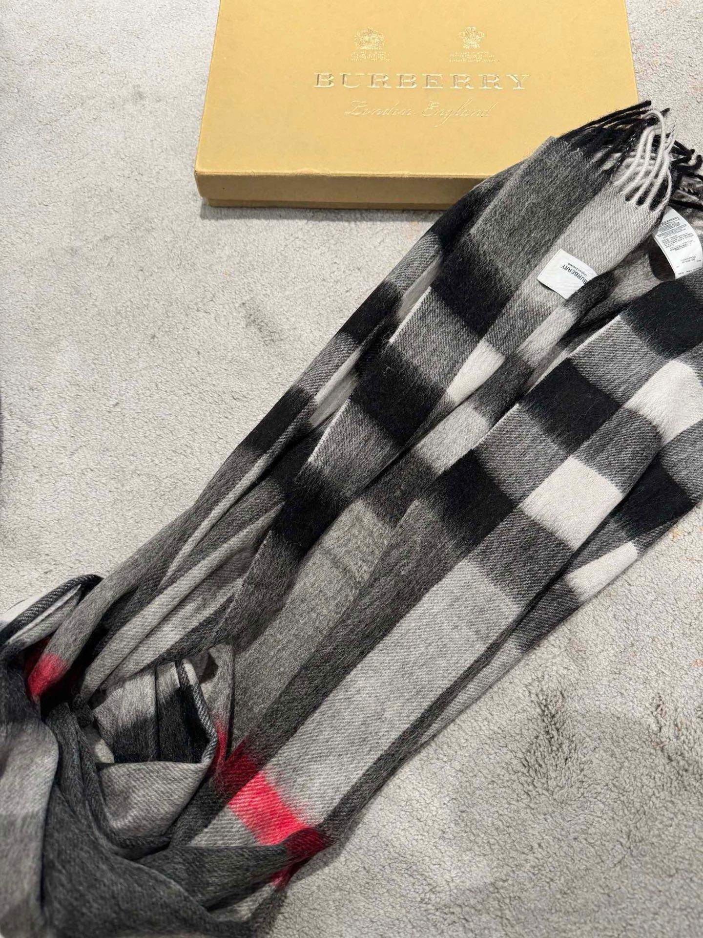 Burberry 卖了一百年的款式‼ 就不赘述它有多么的被全世界的人喜欢 几乎所有卖围巾的都有在做这个款式 当然品质就参差不齐 我们家这个产品从开厂到现在做了近16年 工艺一再的更新 基本上走到现在品质已经追求到 完美了 中格型是加宽设计 满足一些喜欢大一点围巾的群体喜好 双纱高密织法 抗起球处理 防脱毛工艺 全部是行业最顶尖的技术 激光切割机的剪裁 没有一点须边 标 洗水唛 全进口机器制造 绝非国内能做到 你不信可以拿去跟任何货对比 都知道款式好仿 细节难跟 在国人条件越来越好的今天 好的口碑才是生存的王道 十分之一的价格送出十倍的礼品 是十个事半功倍 被所有人认可 没卖过的不妨一试 ‼ 规格35*180