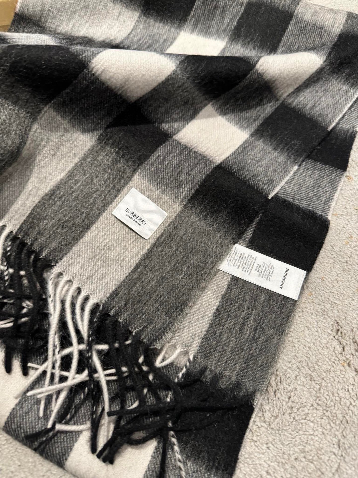Burberry 卖了一百年的款式‼ 就不赘述它有多么的被全世界的人喜欢 几乎所有卖围巾的都有在做这个款式 当然品质就参差不齐 我们家这个产品从开厂到现在做了近16年 工艺一再的更新 基本上走到现在品质已经追求到 完美了 中格型是加宽设计 满足一些喜欢大一点围巾的群体喜好 双纱高密织法 抗起球处理 防脱毛工艺 全部是行业最顶尖的技术 激光切割机的剪裁 没有一点须边 标 洗水唛 全进口机器制造 绝非国内能做到 你不信可以拿去跟任何货对比 都知道款式好仿 细节难跟 在国人条件越来越好的今天 好的口碑才是生存的王道 十分之一的价格送出十倍的礼品 是十个事半功倍 被所有人认可 没卖过的不妨一试 ‼ 规格35*180